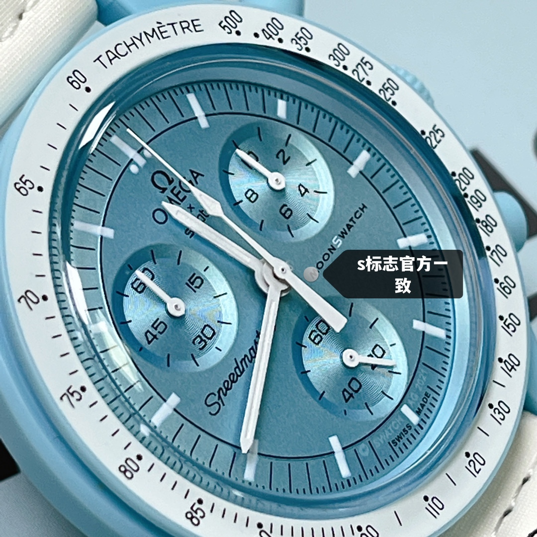 批💰90。
欧米茄swatch联名 （一体壳）零瑕疵
款式9号 天王星款 蒂芙尼蓝色。性价比超高。认准细节品质！
SWATCH斯沃琪®️OMEGA欧米茄联名款 柔和的空气蓝与明亮白色 VELCRO© 表带相得益彰。
升级版
一体表壳官方一致
SWATCH AG 2021字样
表镜中央s标志官方一致
后盖12点电池官方一致
表带采用全包边工艺官方一致
保护膜一致 深度防水
零瑕疵 零售后。