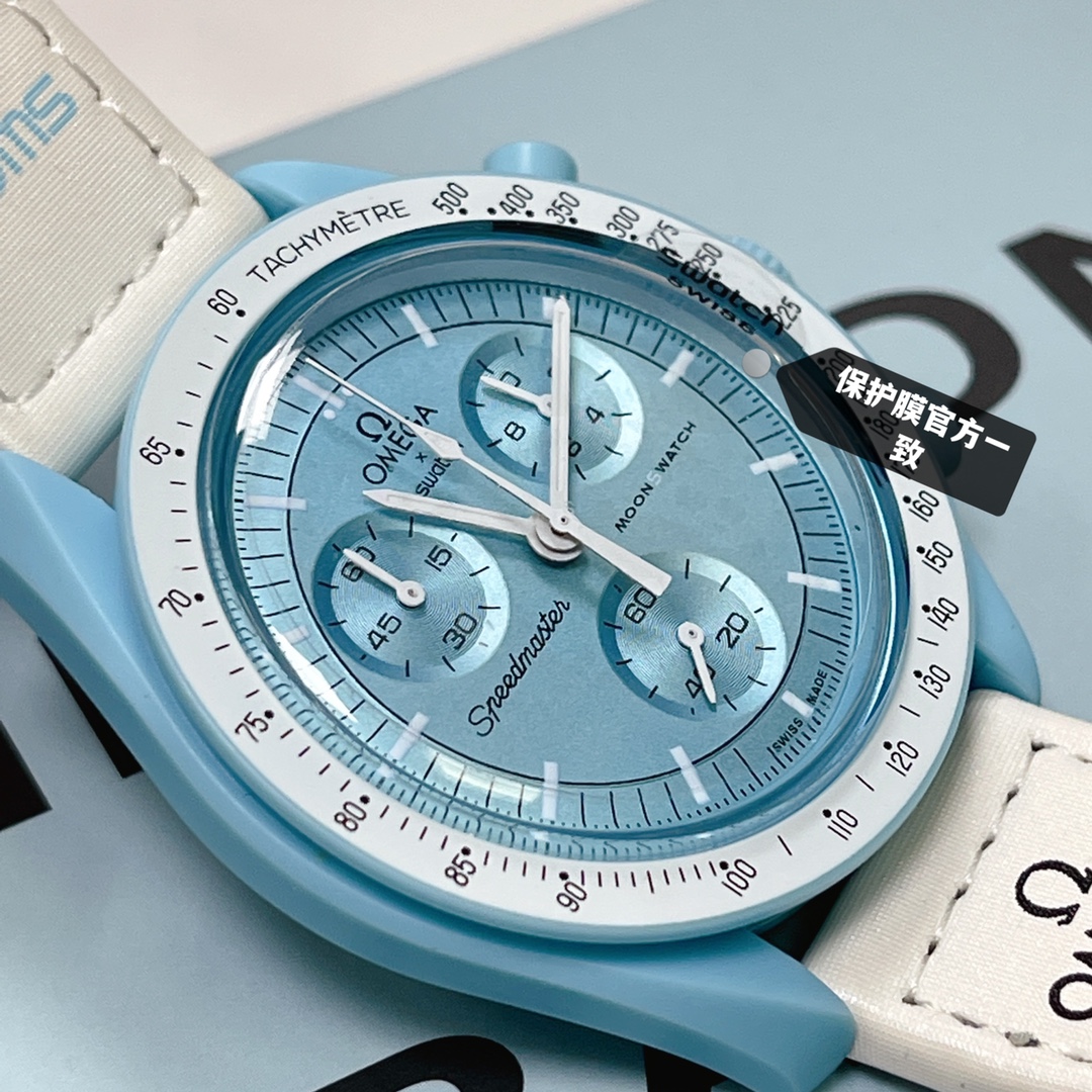 批💰90。
欧米茄swatch联名 （一体壳）零瑕疵
款式9号 天王星款 蒂芙尼蓝色。性价比超高。认准细节品质！
SWATCH斯沃琪®️OMEGA欧米茄联名款 柔和的空气蓝与明亮白色 VELCRO© 表带相得益彰。
升级版
一体表壳官方一致
SWATCH AG 2021字样
表镜中央s标志官方一致
后盖12点电池官方一致
表带采用全包边工艺官方一致
保护膜一致 深度防水
零瑕疵 零售后。