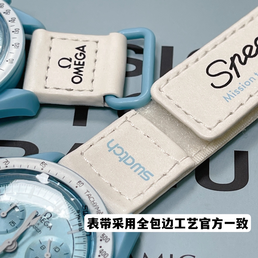 批💰90。
欧米茄swatch联名 （一体壳）零瑕疵
款式9号 天王星款 蒂芙尼蓝色。性价比超高。认准细节品质！
SWATCH斯沃琪®️OMEGA欧米茄联名款 柔和的空气蓝与明亮白色 VELCRO© 表带相得益彰。
升级版
一体表壳官方一致
SWATCH AG 2021字样
表镜中央s标志官方一致
后盖12点电池官方一致
表带采用全包边工艺官方一致
保护膜一致 深度防水
零瑕疵 零售后。
