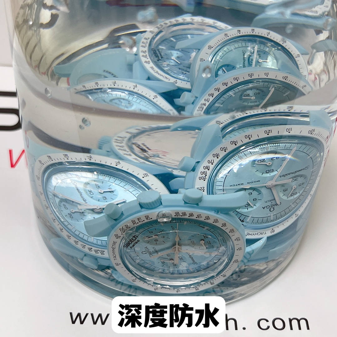 批💰90。
欧米茄swatch联名 （一体壳）零瑕疵
款式9号 天王星款 蒂芙尼蓝色。性价比超高。认准细节品质！
SWATCH斯沃琪®️OMEGA欧米茄联名款 柔和的空气蓝与明亮白色 VELCRO© 表带相得益彰。
升级版
一体表壳官方一致
SWATCH AG 2021字样
表镜中央s标志官方一致
后盖12点电池官方一致
表带采用全包边工艺官方一致
保护膜一致 深度防水
零瑕疵 零售后。