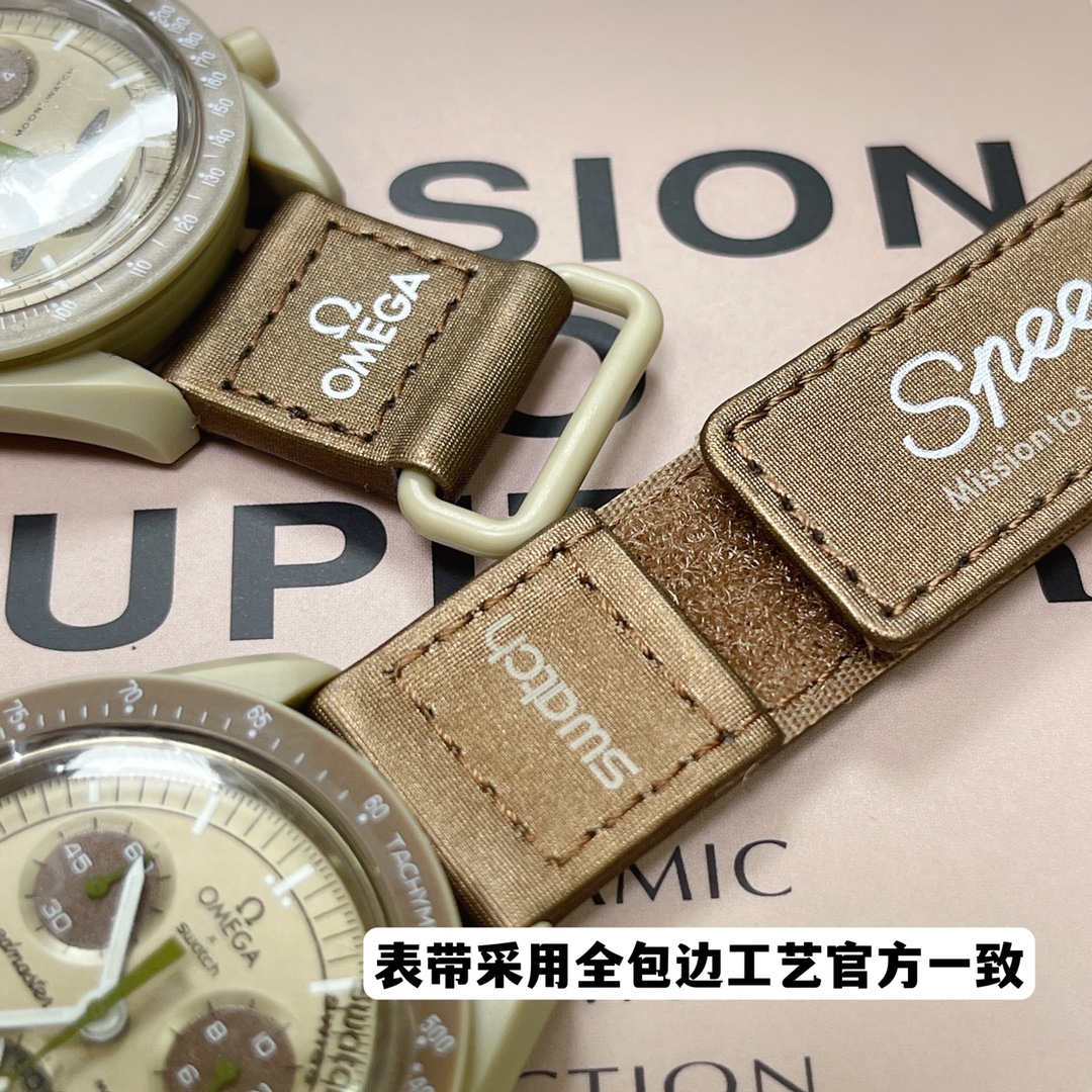 批💰90。
欧米茄swatch联名（一体壳）零瑕疵
款式8号 土星款 咖啡色。性价比超高。认准细节品质！
SWATCH斯沃琪®️OMEGA欧米茄联名款 沙色、冷米色与棕色表盘，与 VELCRO© 表带形成鲜明对比。升级版
一体表壳官方一致
SWATCH AG 2021字样
表镜中央s标志官方一致
后盖12点电池官方一致
表带采用全包边工艺官方一致
保护膜一致 深度防水
零瑕疵 零售后。