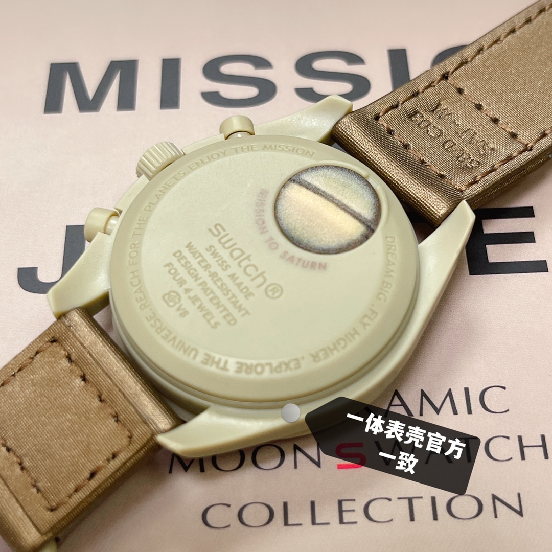 批💰90。
欧米茄swatch联名（一体壳）零瑕疵
款式8号 土星款 咖啡色。性价比超高。认准细节品质！
SWATCH斯沃琪®️OMEGA欧米茄联名款 沙色、冷米色与棕色表盘，与 VELCRO© 表带形成鲜明对比。升级版
一体表壳官方一致
SWATCH AG 2021字样
表镜中央s标志官方一致
后盖12点电池官方一致
表带采用全包边工艺官方一致
保护膜一致 深度防水
零瑕疵 零售后。