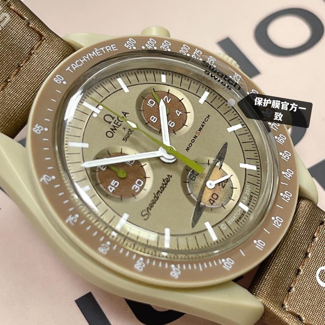 批💰90。
欧米茄swatch联名（一体壳）零瑕疵
款式8号 土星款 咖啡色。性价比超高。认准细节品质！
SWATCH斯沃琪®️OMEGA欧米茄联名款 沙色、冷米色与棕色表盘，与 VELCRO© 表带形成鲜明对比。升级版
一体表壳官方一致
SWATCH AG 2021字样
表镜中央s标志官方一致
后盖12点电池官方一致
表带采用全包边工艺官方一致
保护膜一致 深度防水
零瑕疵 零售后。