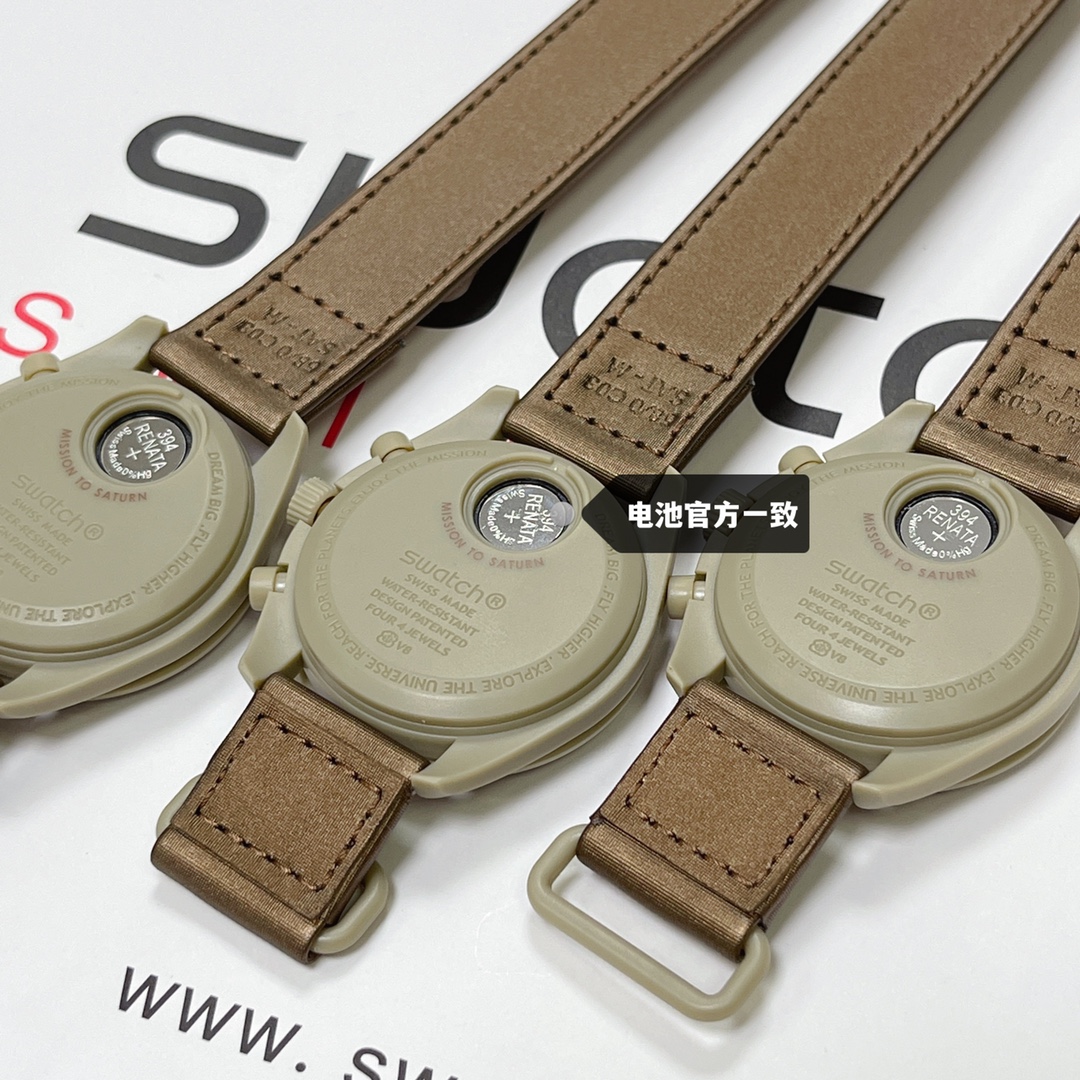 批💰90。
欧米茄swatch联名（一体壳）零瑕疵
款式8号 土星款 咖啡色。性价比超高。认准细节品质！
SWATCH斯沃琪®️OMEGA欧米茄联名款 沙色、冷米色与棕色表盘，与 VELCRO© 表带形成鲜明对比。升级版
一体表壳官方一致
SWATCH AG 2021字样
表镜中央s标志官方一致
后盖12点电池官方一致
表带采用全包边工艺官方一致
保护膜一致 深度防水
零瑕疵 零售后。