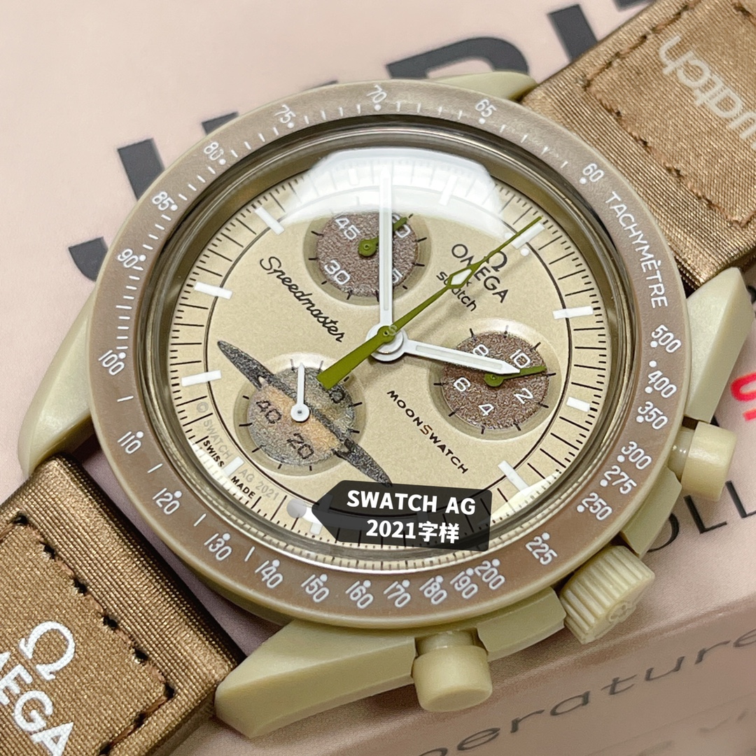批💰90。
欧米茄swatch联名（一体壳）零瑕疵
款式8号 土星款 咖啡色。性价比超高。认准细节品质！
SWATCH斯沃琪®️OMEGA欧米茄联名款 沙色、冷米色与棕色表盘，与 VELCRO© 表带形成鲜明对比。升级版
一体表壳官方一致
SWATCH AG 2021字样
表镜中央s标志官方一致
后盖12点电池官方一致
表带采用全包边工艺官方一致
保护膜一致 深度防水
零瑕疵 零售后。