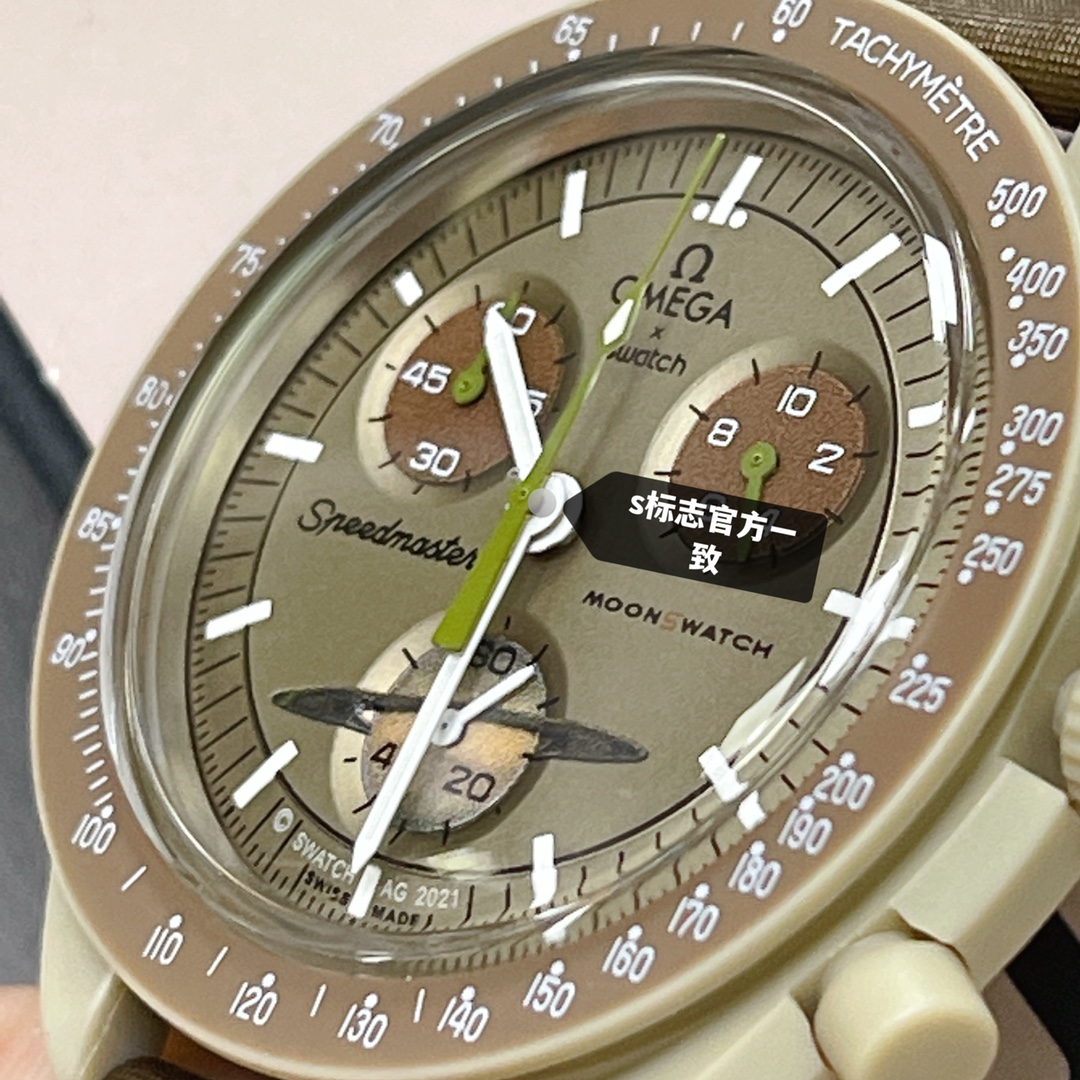 批💰90。
欧米茄swatch联名（一体壳）零瑕疵
款式8号 土星款 咖啡色。性价比超高。认准细节品质！
SWATCH斯沃琪®️OMEGA欧米茄联名款 沙色、冷米色与棕色表盘，与 VELCRO© 表带形成鲜明对比。升级版
一体表壳官方一致
SWATCH AG 2021字样
表镜中央s标志官方一致
后盖12点电池官方一致
表带采用全包边工艺官方一致
保护膜一致 深度防水
零瑕疵 零售后。