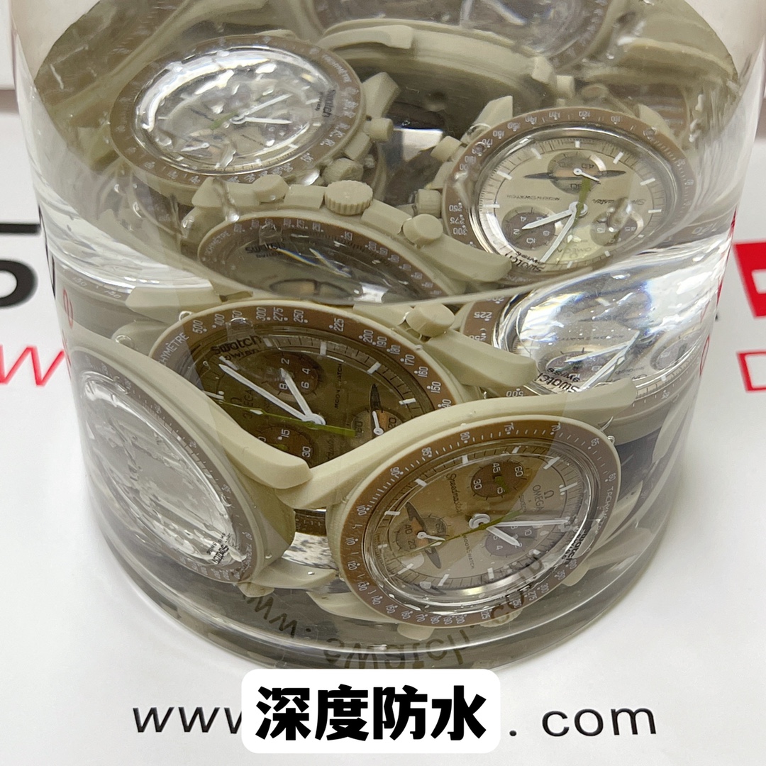 批💰90。
欧米茄swatch联名（一体壳）零瑕疵
款式8号 土星款 咖啡色。性价比超高。认准细节品质！
SWATCH斯沃琪®️OMEGA欧米茄联名款 沙色、冷米色与棕色表盘，与 VELCRO© 表带形成鲜明对比。升级版
一体表壳官方一致
SWATCH AG 2021字样
表镜中央s标志官方一致
后盖12点电池官方一致
表带采用全包边工艺官方一致
保护膜一致 深度防水
零瑕疵 零售后。