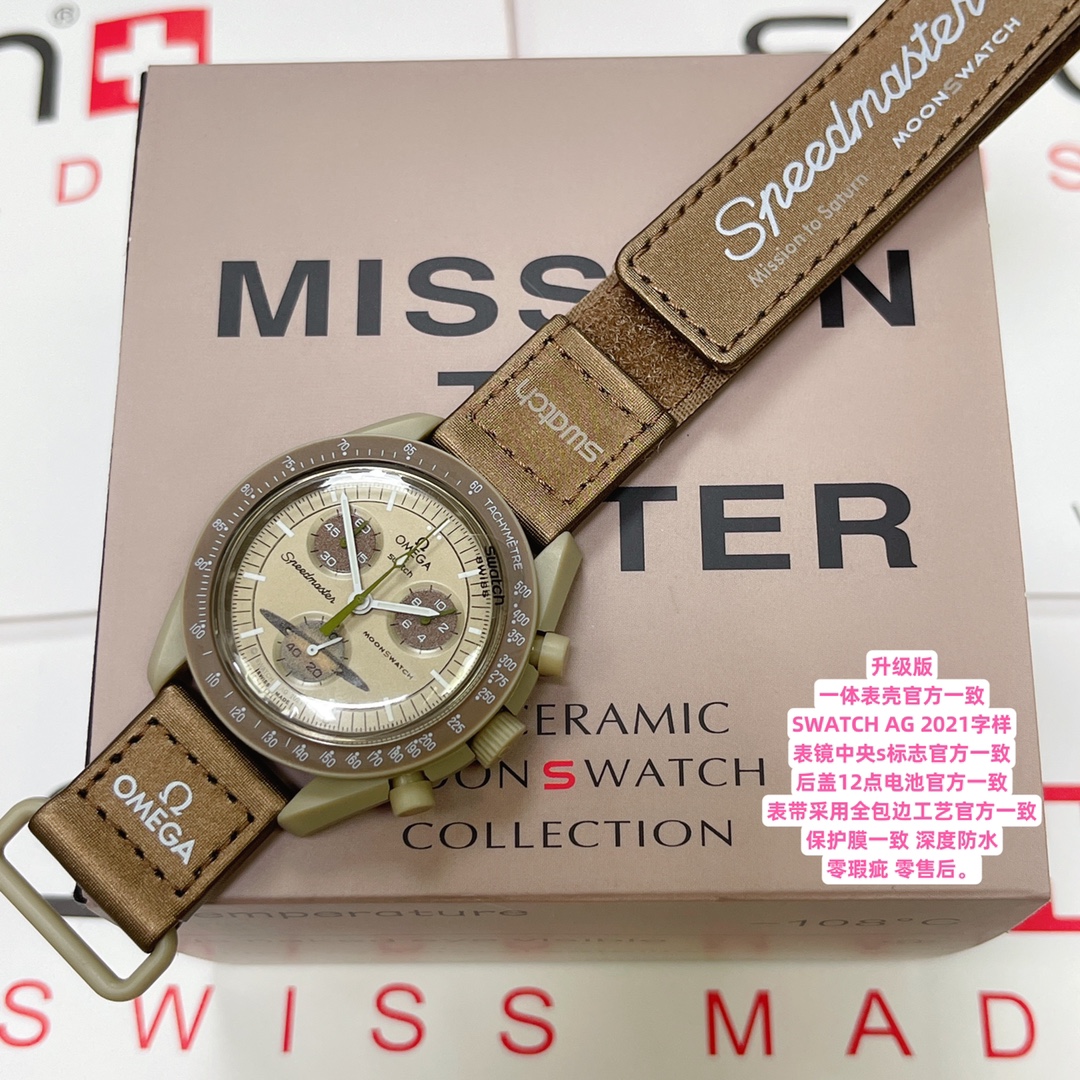 批💰90。
欧米茄swatch联名（一体壳）零瑕疵
款式8号 土星款 咖啡色。性价比超高。认准细节品质！
SWATCH斯沃琪®️OMEGA欧米茄联名款 沙色、冷米色与棕色表盘，与 VELCRO© 表带形成鲜明对比。升级版
一体表壳官方一致
SWATCH AG 2021字样
表镜中央s标志官方一致
后盖12点电池官方一致
表带采用全包边工艺官方一致
保护膜一致 深度防水
零瑕疵 零售后。