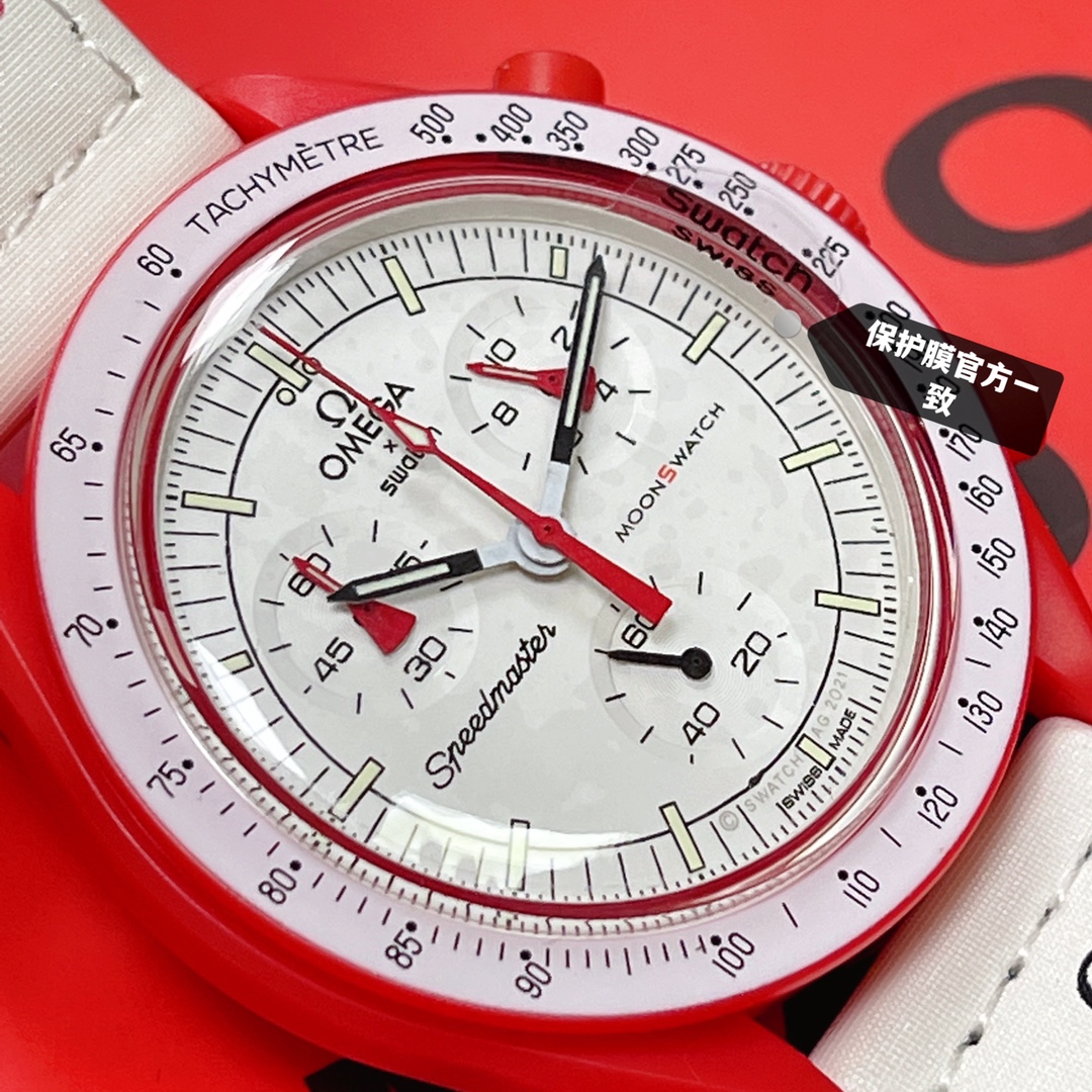 批💰90。
欧米茄swatch联名（一体壳）零瑕疵
款式7号 火星款 红色。性价比超高。认准细节品质！
SWATCH斯沃琪®️OMEGA欧米茄联名款 
火红色调与明亮白色表盘及 VELCRO© 表带形成鲜明对比，是向火星致敬的完美作品。
升级版
一体表壳官方一致
SWATCH AG 2021字样
表镜中央s标志官方一致
后盖12点电池官方一致
表带采用全包边工艺官方一致
保护膜一致 深度防水
零瑕疵 零售后。