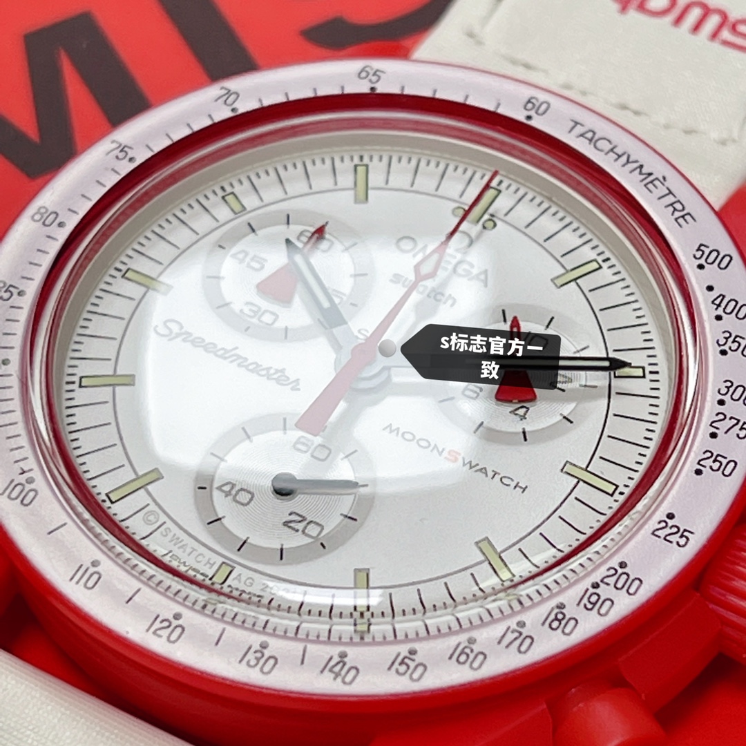 批💰90。
欧米茄swatch联名（一体壳）零瑕疵
款式7号 火星款 红色。性价比超高。认准细节品质！
SWATCH斯沃琪®️OMEGA欧米茄联名款 
火红色调与明亮白色表盘及 VELCRO© 表带形成鲜明对比，是向火星致敬的完美作品。
升级版
一体表壳官方一致
SWATCH AG 2021字样
表镜中央s标志官方一致
后盖12点电池官方一致
表带采用全包边工艺官方一致
保护膜一致 深度防水
零瑕疵 零售后。