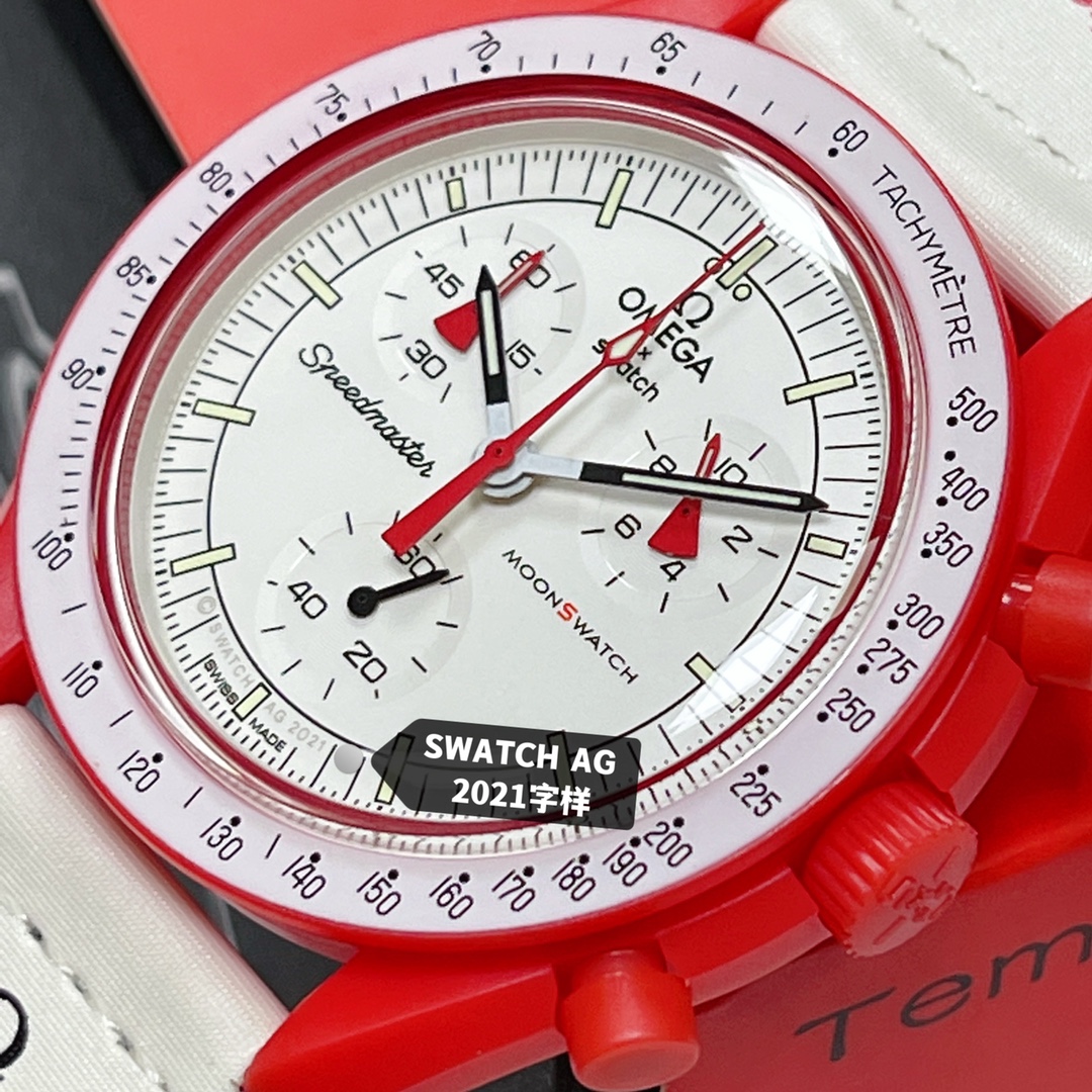 批💰90。
欧米茄swatch联名（一体壳）零瑕疵
款式7号 火星款 红色。性价比超高。认准细节品质！
SWATCH斯沃琪®️OMEGA欧米茄联名款 
火红色调与明亮白色表盘及 VELCRO© 表带形成鲜明对比，是向火星致敬的完美作品。
升级版
一体表壳官方一致
SWATCH AG 2021字样
表镜中央s标志官方一致
后盖12点电池官方一致
表带采用全包边工艺官方一致
保护膜一致 深度防水
零瑕疵 零售后。