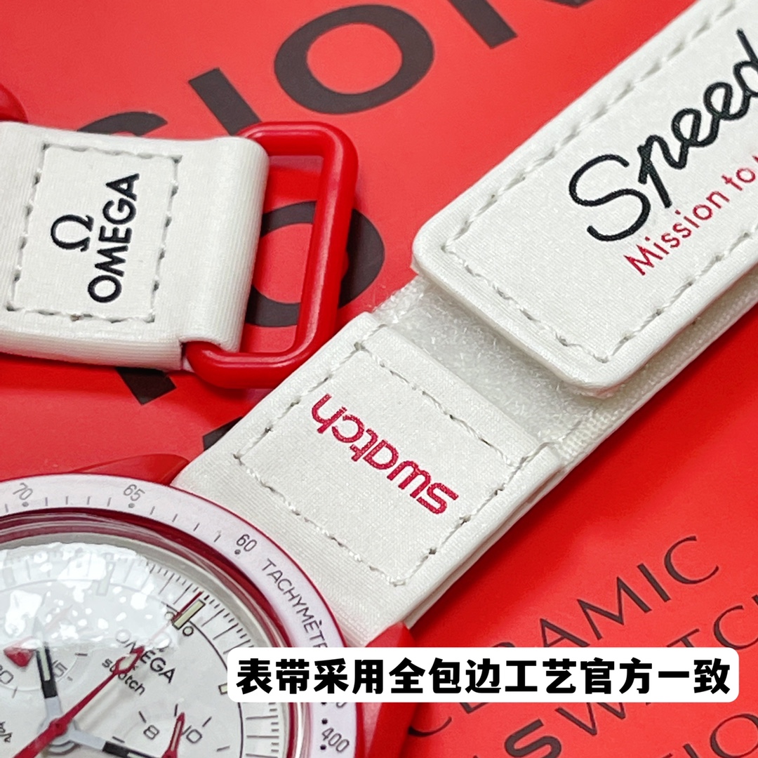 批💰90。
欧米茄swatch联名（一体壳）零瑕疵
款式7号 火星款 红色。性价比超高。认准细节品质！
SWATCH斯沃琪®️OMEGA欧米茄联名款 
火红色调与明亮白色表盘及 VELCRO© 表带形成鲜明对比，是向火星致敬的完美作品。
升级版
一体表壳官方一致
SWATCH AG 2021字样
表镜中央s标志官方一致
后盖12点电池官方一致
表带采用全包边工艺官方一致
保护膜一致 深度防水
零瑕疵 零售后。