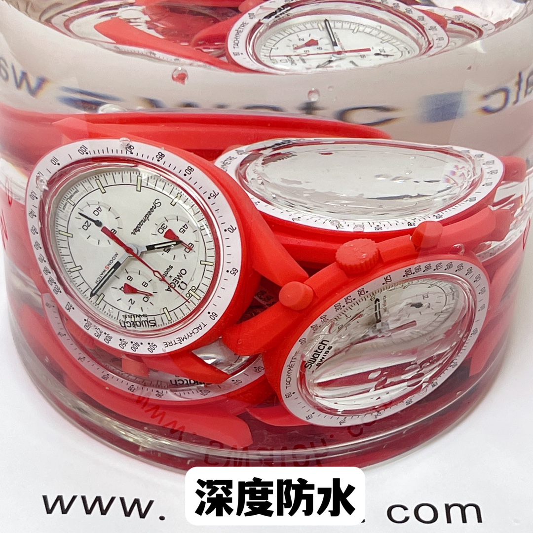 批💰90。
欧米茄swatch联名（一体壳）零瑕疵
款式7号 火星款 红色。性价比超高。认准细节品质！
SWATCH斯沃琪®️OMEGA欧米茄联名款 
火红色调与明亮白色表盘及 VELCRO© 表带形成鲜明对比，是向火星致敬的完美作品。
升级版
一体表壳官方一致
SWATCH AG 2021字样
表镜中央s标志官方一致
后盖12点电池官方一致
表带采用全包边工艺官方一致
保护膜一致 深度防水
零瑕疵 零售后。