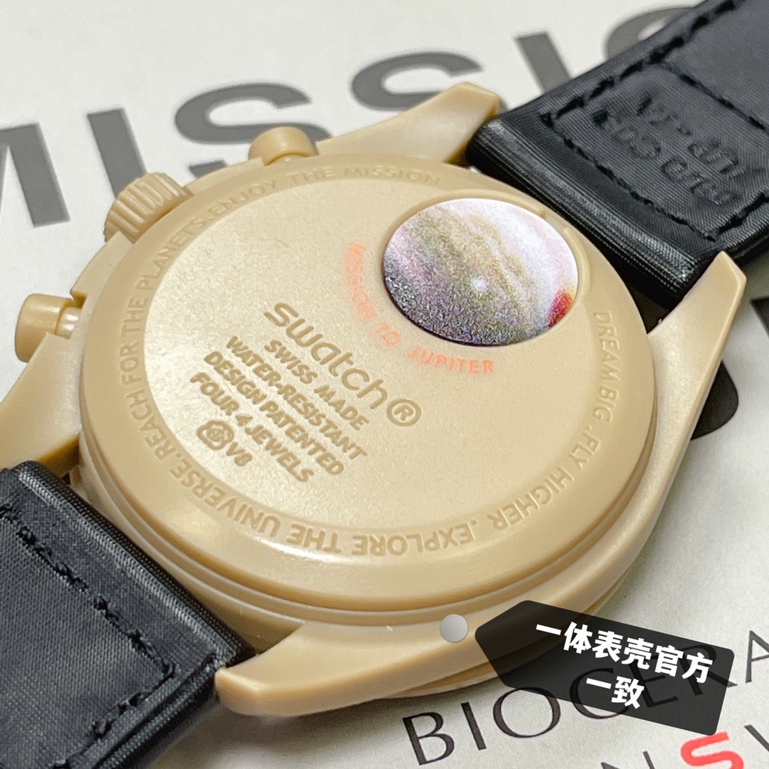 批💰90。
欧米茄swatch联名（一体壳）零瑕疵
款式6号 木星款 色土。 性价比超高。认准细节品质！
SWATCH斯沃琪®️OMEGA欧米茄联名款 钟爱经典，优雅米色与黑色 VELCRO© 表带，风格细腻高贵。计时秒针和小表盘指针均以橙色呈现。
升级版
一体表壳官方一致
SWATCH AG 2021字样
表镜中央s标志官方一致
后盖12点电池官方一致
表带采用全包边工艺官方一致
保护膜一致 深度防水
零瑕疵 零售后。