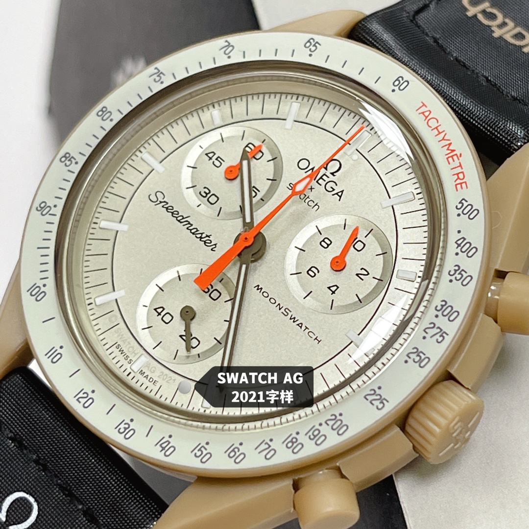 批💰90。
欧米茄swatch联名（一体壳）零瑕疵
款式6号 木星款 色土。 性价比超高。认准细节品质！
SWATCH斯沃琪®️OMEGA欧米茄联名款 钟爱经典，优雅米色与黑色 VELCRO© 表带，风格细腻高贵。计时秒针和小表盘指针均以橙色呈现。
升级版
一体表壳官方一致
SWATCH AG 2021字样
表镜中央s标志官方一致
后盖12点电池官方一致
表带采用全包边工艺官方一致
保护膜一致 深度防水
零瑕疵 零售后。