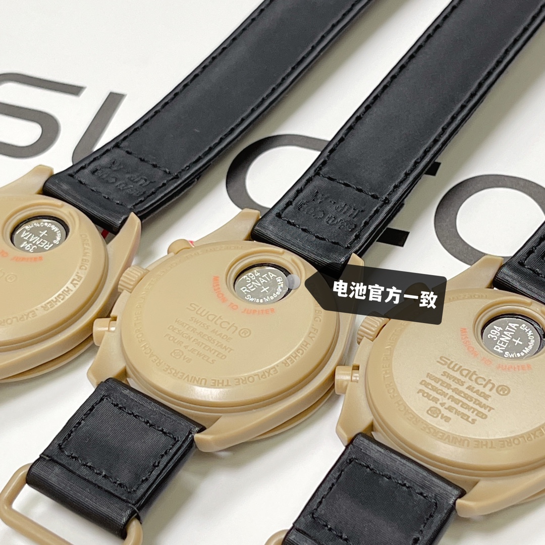 批💰90。
欧米茄swatch联名（一体壳）零瑕疵
款式6号 木星款 色土。 性价比超高。认准细节品质！
SWATCH斯沃琪®️OMEGA欧米茄联名款 钟爱经典，优雅米色与黑色 VELCRO© 表带，风格细腻高贵。计时秒针和小表盘指针均以橙色呈现。
升级版
一体表壳官方一致
SWATCH AG 2021字样
表镜中央s标志官方一致
后盖12点电池官方一致
表带采用全包边工艺官方一致
保护膜一致 深度防水
零瑕疵 零售后。