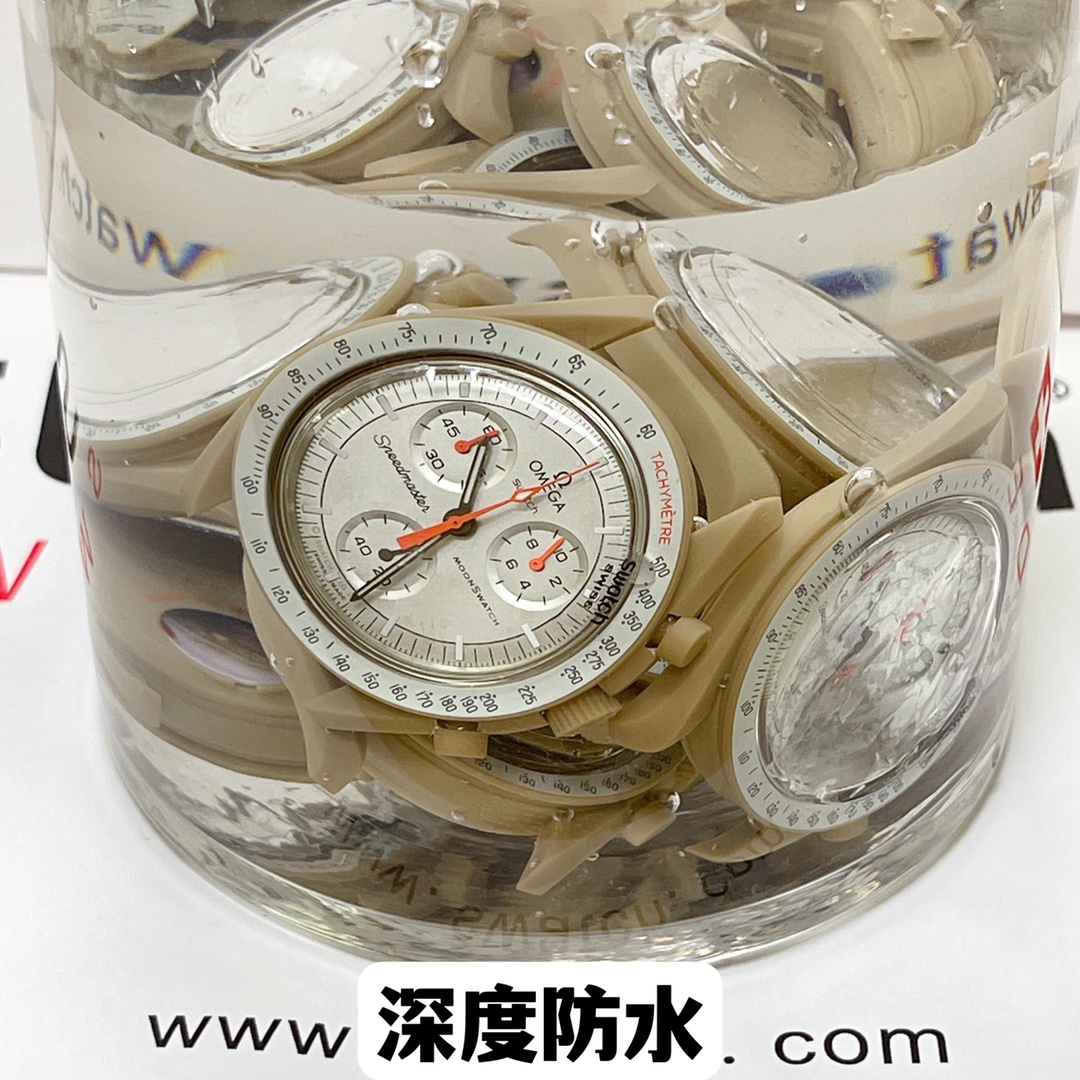 批💰90。
欧米茄swatch联名（一体壳）零瑕疵
款式6号 木星款 色土。 性价比超高。认准细节品质！
SWATCH斯沃琪®️OMEGA欧米茄联名款 钟爱经典，优雅米色与黑色 VELCRO© 表带，风格细腻高贵。计时秒针和小表盘指针均以橙色呈现。
升级版
一体表壳官方一致
SWATCH AG 2021字样
表镜中央s标志官方一致
后盖12点电池官方一致
表带采用全包边工艺官方一致
保护膜一致 深度防水
零瑕疵 零售后。