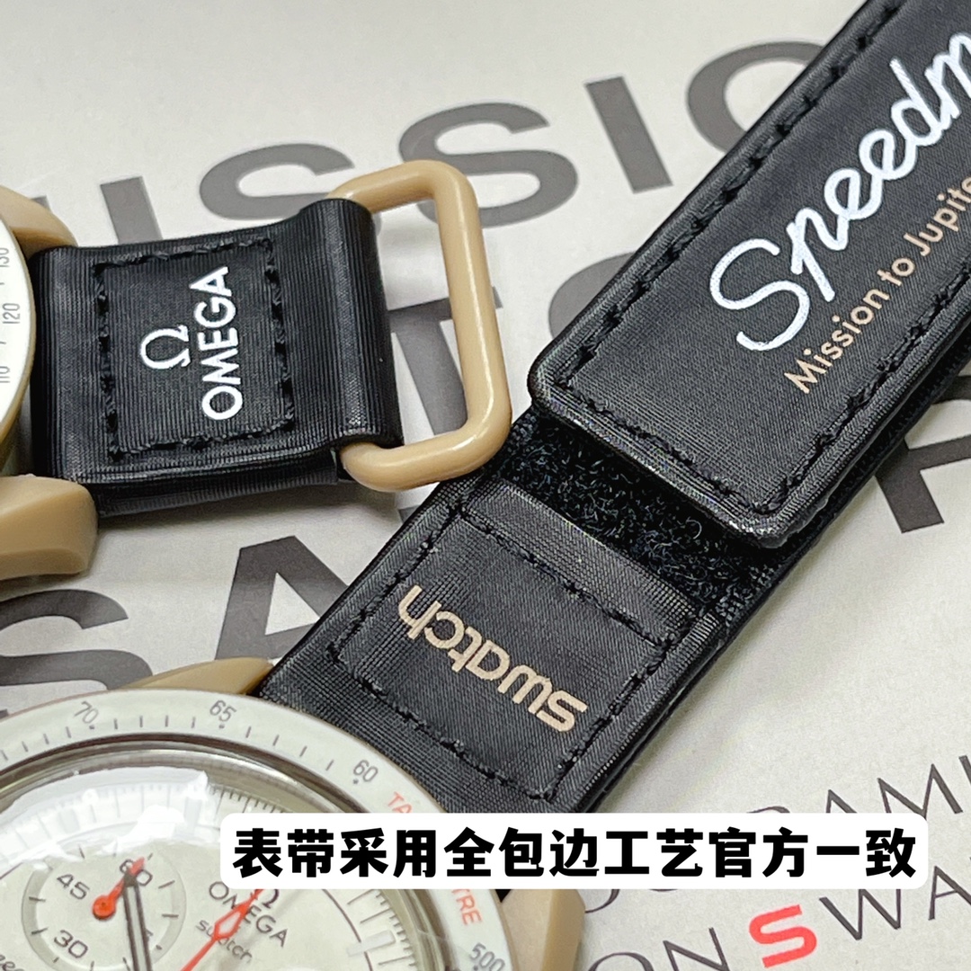 批💰90。
欧米茄swatch联名（一体壳）零瑕疵
款式6号 木星款 色土。 性价比超高。认准细节品质！
SWATCH斯沃琪®️OMEGA欧米茄联名款 钟爱经典，优雅米色与黑色 VELCRO© 表带，风格细腻高贵。计时秒针和小表盘指针均以橙色呈现。
升级版
一体表壳官方一致
SWATCH AG 2021字样
表镜中央s标志官方一致
后盖12点电池官方一致
表带采用全包边工艺官方一致
保护膜一致 深度防水
零瑕疵 零售后。