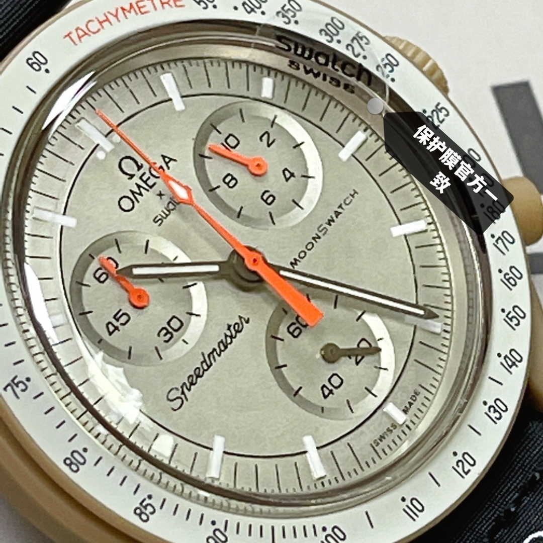 批💰90。
欧米茄swatch联名（一体壳）零瑕疵
款式6号 木星款 色土。 性价比超高。认准细节品质！
SWATCH斯沃琪®️OMEGA欧米茄联名款 钟爱经典，优雅米色与黑色 VELCRO© 表带，风格细腻高贵。计时秒针和小表盘指针均以橙色呈现。
升级版
一体表壳官方一致
SWATCH AG 2021字样
表镜中央s标志官方一致
后盖12点电池官方一致
表带采用全包边工艺官方一致
保护膜一致 深度防水
零瑕疵 零售后。