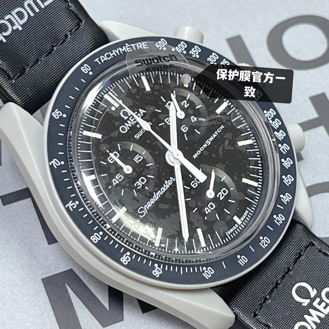 批💰90。
欧米茄swatch联名（一体壳）
款式5号  月球款 灰色。性价比超高。认准细节品质！
SWATCH斯沃琪®️OMEGA欧米茄联名款 
钢灰色手表，黑色 VELCRO© 表带，栩栩如生地体现月亮的气质。所有指针和测速刻度均以白色呈现，与 Moonwatch 相得益彰。
升级版
一体表壳官方一致
SWATCH AG 2021字样
表镜中央s标志官方一致
后盖12点电池官方一致
表带采用全包边工艺官方一致
保护膜一致 深度防水
零瑕疵 零售后。
