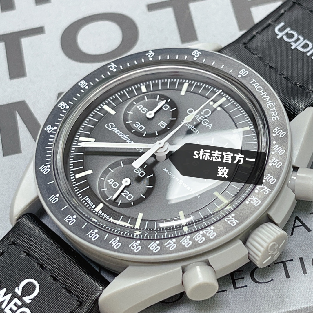 批💰90。
欧米茄swatch联名（一体壳）
款式5号  月球款 灰色。性价比超高。认准细节品质！
SWATCH斯沃琪®️OMEGA欧米茄联名款 
钢灰色手表，黑色 VELCRO© 表带，栩栩如生地体现月亮的气质。所有指针和测速刻度均以白色呈现，与 Moonwatch 相得益彰。
升级版
一体表壳官方一致
SWATCH AG 2021字样
表镜中央s标志官方一致
后盖12点电池官方一致
表带采用全包边工艺官方一致
保护膜一致 深度防水
零瑕疵 零售后。