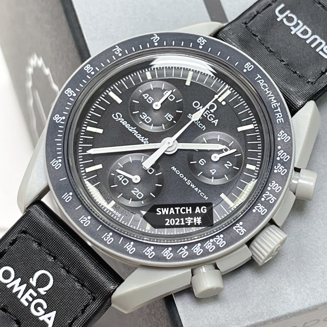 批💰90。
欧米茄swatch联名（一体壳）
款式5号  月球款 灰色。性价比超高。认准细节品质！
SWATCH斯沃琪®️OMEGA欧米茄联名款 
钢灰色手表，黑色 VELCRO© 表带，栩栩如生地体现月亮的气质。所有指针和测速刻度均以白色呈现，与 Moonwatch 相得益彰。
升级版
一体表壳官方一致
SWATCH AG 2021字样
表镜中央s标志官方一致
后盖12点电池官方一致
表带采用全包边工艺官方一致
保护膜一致 深度防水
零瑕疵 零售后。