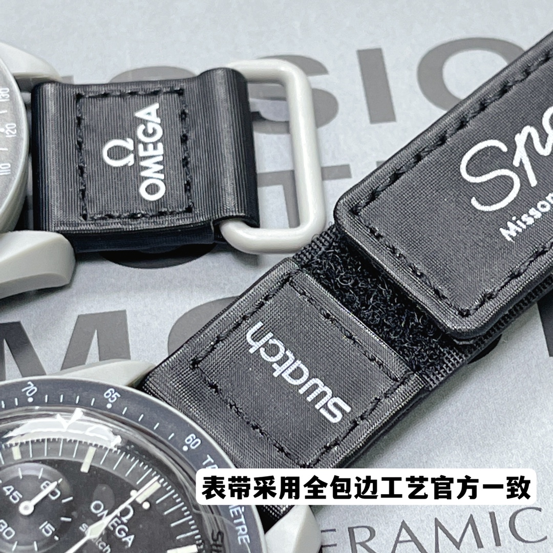 批💰90。
欧米茄swatch联名（一体壳）
款式5号  月球款 灰色。性价比超高。认准细节品质！
SWATCH斯沃琪®️OMEGA欧米茄联名款 
钢灰色手表，黑色 VELCRO© 表带，栩栩如生地体现月亮的气质。所有指针和测速刻度均以白色呈现，与 Moonwatch 相得益彰。
升级版
一体表壳官方一致
SWATCH AG 2021字样
表镜中央s标志官方一致
后盖12点电池官方一致
表带采用全包边工艺官方一致
保护膜一致 深度防水
零瑕疵 零售后。