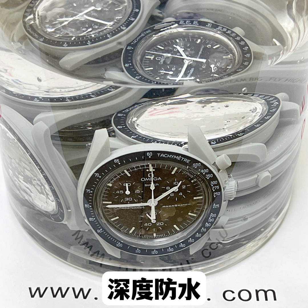 批💰90。
欧米茄swatch联名（一体壳）
款式5号  月球款 灰色。性价比超高。认准细节品质！
SWATCH斯沃琪®️OMEGA欧米茄联名款 
钢灰色手表，黑色 VELCRO© 表带，栩栩如生地体现月亮的气质。所有指针和测速刻度均以白色呈现，与 Moonwatch 相得益彰。
升级版
一体表壳官方一致
SWATCH AG 2021字样
表镜中央s标志官方一致
后盖12点电池官方一致
表带采用全包边工艺官方一致
保护膜一致 深度防水
零瑕疵 零售后。