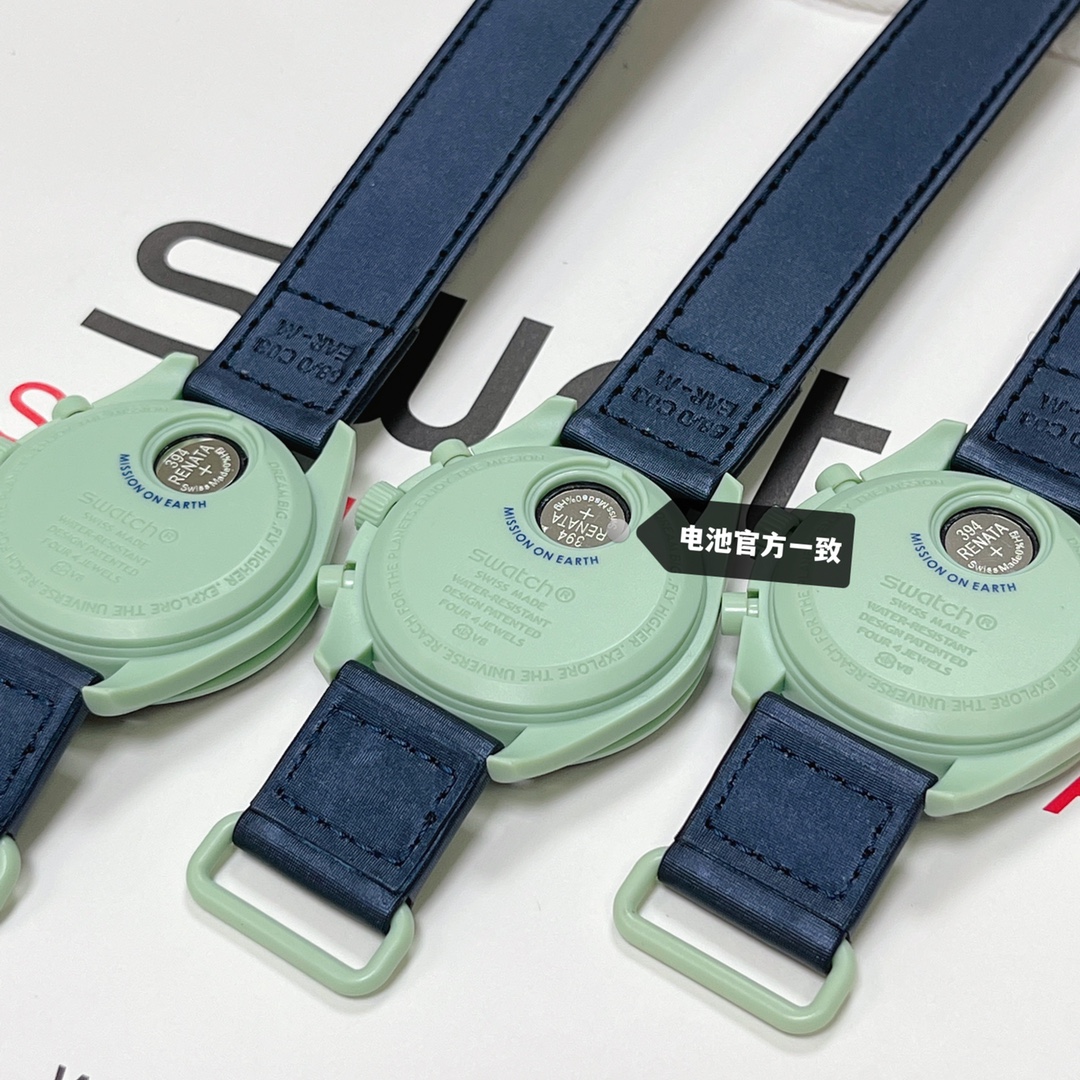 批💰90。
欧米茄swatch联名（一体壳）零瑕疵
款式4号  地球款 绿色。性价比超高。认准细节品质！
SWATCH斯沃琪®️OMEGA欧米茄联名款
环保宇航员的热爱之选，泥土绿色调搭配海军蓝色 VELCRO© 表带。计时秒针和计数指针以棕色呈现。白色小表盘。蓝色表圈背景，白色测速刻度。 升级版
一体表壳官方一致
SWATCH AG 2021字样
表镜中央s标志官方一致
后盖12点电池官方一致
表带采用全包边工艺官方一致
保护膜一致 深度防水
零瑕疵 零售后。