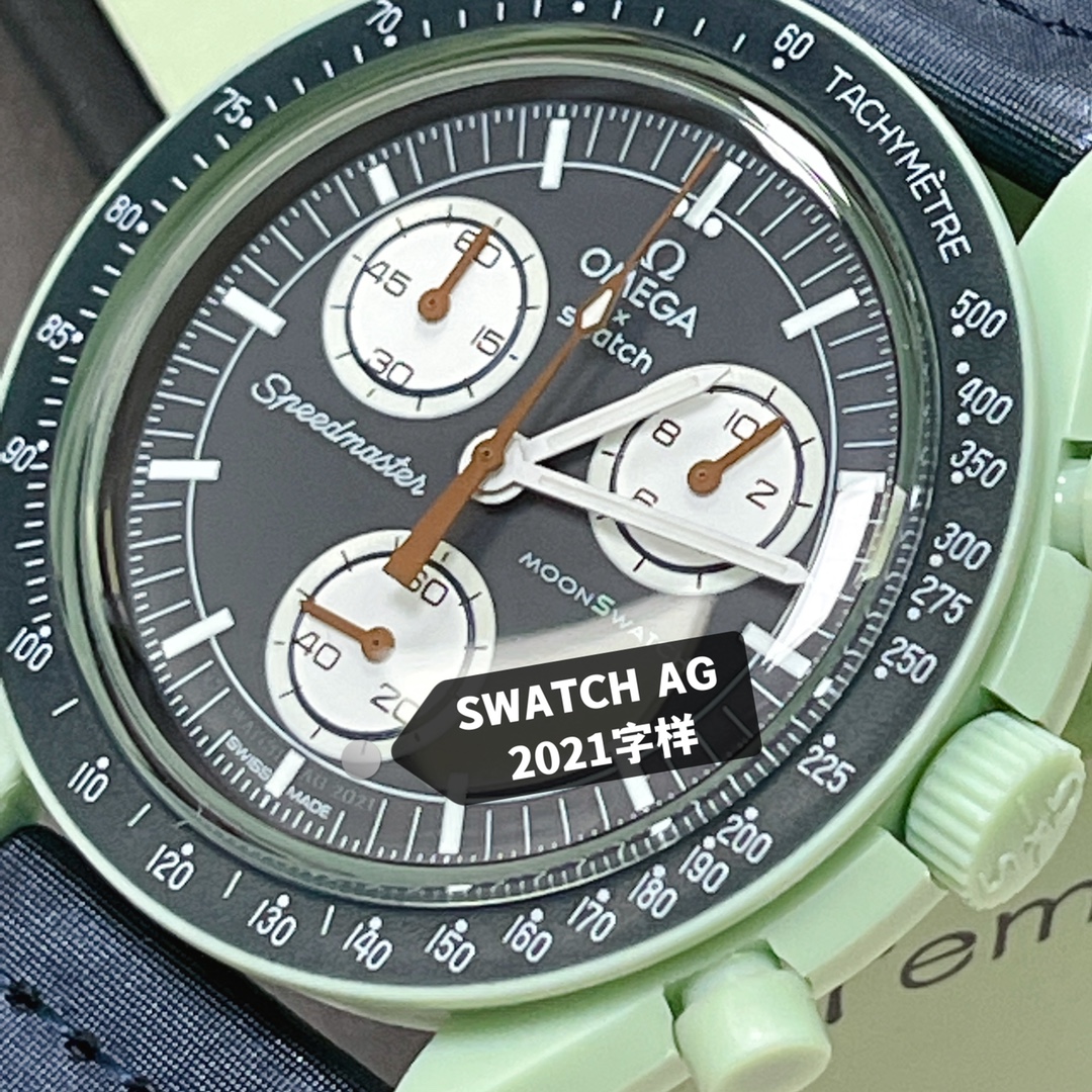 批💰90。
欧米茄swatch联名（一体壳）零瑕疵
款式4号  地球款 绿色。性价比超高。认准细节品质！
SWATCH斯沃琪®️OMEGA欧米茄联名款
环保宇航员的热爱之选，泥土绿色调搭配海军蓝色 VELCRO© 表带。计时秒针和计数指针以棕色呈现。白色小表盘。蓝色表圈背景，白色测速刻度。 升级版
一体表壳官方一致
SWATCH AG 2021字样
表镜中央s标志官方一致
后盖12点电池官方一致
表带采用全包边工艺官方一致
保护膜一致 深度防水
零瑕疵 零售后。