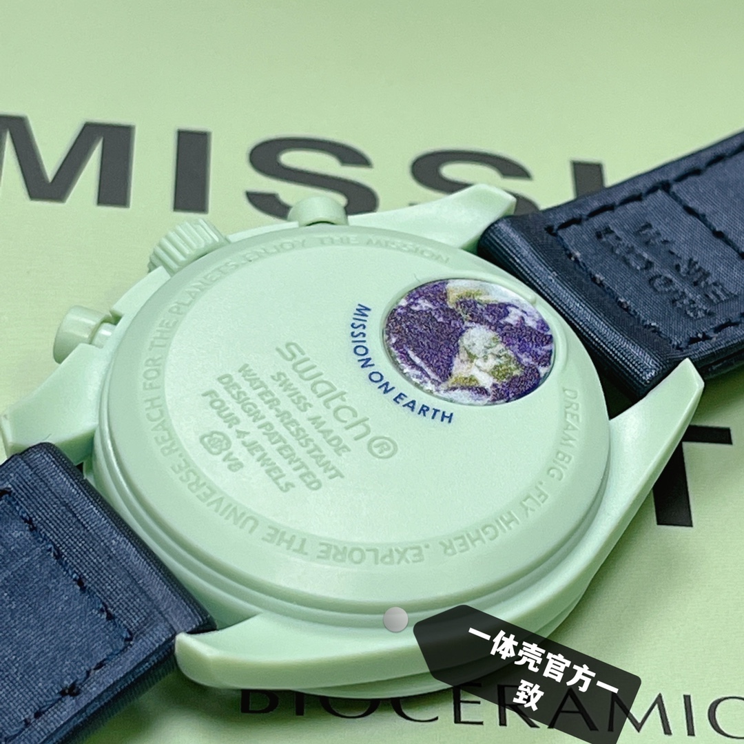 批💰90。
欧米茄swatch联名（一体壳）零瑕疵
款式4号  地球款 绿色。性价比超高。认准细节品质！
SWATCH斯沃琪®️OMEGA欧米茄联名款
环保宇航员的热爱之选，泥土绿色调搭配海军蓝色 VELCRO© 表带。计时秒针和计数指针以棕色呈现。白色小表盘。蓝色表圈背景，白色测速刻度。 升级版
一体表壳官方一致
SWATCH AG 2021字样
表镜中央s标志官方一致
后盖12点电池官方一致
表带采用全包边工艺官方一致
保护膜一致 深度防水
零瑕疵 零售后。