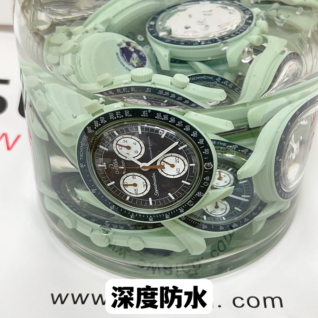 批💰90。
欧米茄swatch联名（一体壳）零瑕疵
款式4号  地球款 绿色。性价比超高。认准细节品质！
SWATCH斯沃琪®️OMEGA欧米茄联名款
环保宇航员的热爱之选，泥土绿色调搭配海军蓝色 VELCRO© 表带。计时秒针和计数指针以棕色呈现。白色小表盘。蓝色表圈背景，白色测速刻度。 升级版
一体表壳官方一致
SWATCH AG 2021字样
表镜中央s标志官方一致
后盖12点电池官方一致
表带采用全包边工艺官方一致
保护膜一致 深度防水
零瑕疵 零售后。