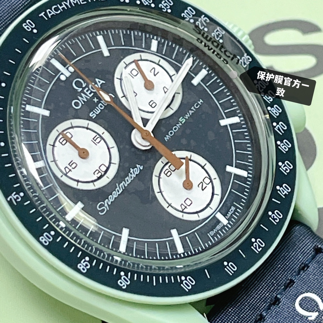 批💰90。
欧米茄swatch联名（一体壳）零瑕疵
款式4号  地球款 绿色。性价比超高。认准细节品质！
SWATCH斯沃琪®️OMEGA欧米茄联名款
环保宇航员的热爱之选，泥土绿色调搭配海军蓝色 VELCRO© 表带。计时秒针和计数指针以棕色呈现。白色小表盘。蓝色表圈背景，白色测速刻度。 升级版
一体表壳官方一致
SWATCH AG 2021字样
表镜中央s标志官方一致
后盖12点电池官方一致
表带采用全包边工艺官方一致
保护膜一致 深度防水
零瑕疵 零售后。
