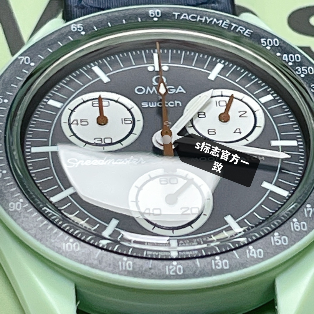 批💰90。
欧米茄swatch联名（一体壳）零瑕疵
款式4号  地球款 绿色。性价比超高。认准细节品质！
SWATCH斯沃琪®️OMEGA欧米茄联名款
环保宇航员的热爱之选，泥土绿色调搭配海军蓝色 VELCRO© 表带。计时秒针和计数指针以棕色呈现。白色小表盘。蓝色表圈背景，白色测速刻度。 升级版
一体表壳官方一致
SWATCH AG 2021字样
表镜中央s标志官方一致
后盖12点电池官方一致
表带采用全包边工艺官方一致
保护膜一致 深度防水
零瑕疵 零售后。
