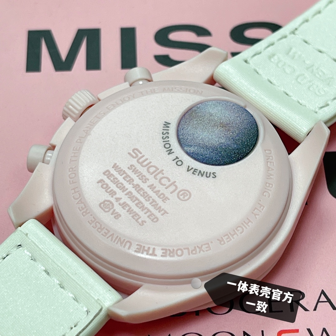 批💰90。
欧米茄swatch联名(一体壳)零瑕疵
款式3号 金星款 粉色。性价比超高。 认准细节品质!
SWATCH斯沃琪®️OMEGA欧米茄联名款
这款手表设计如此醒目,白色 VELCRO© 表带与柔和淡粉色调完美调和。椭圆形小表盘的边缘点缀钻石般的璀璨细节,增添一丝女性的优雅气息。时针、分针、计时秒针和计数针均以粉色呈现。 升级版
一体表壳官方一致
SWATCH AG 2021字样
表镜中央s标志官方一致
后盖12点电池官方一致
表带采用全包边工艺官方一致
保护膜一致 深度防水
零瑕疵 零售后。
