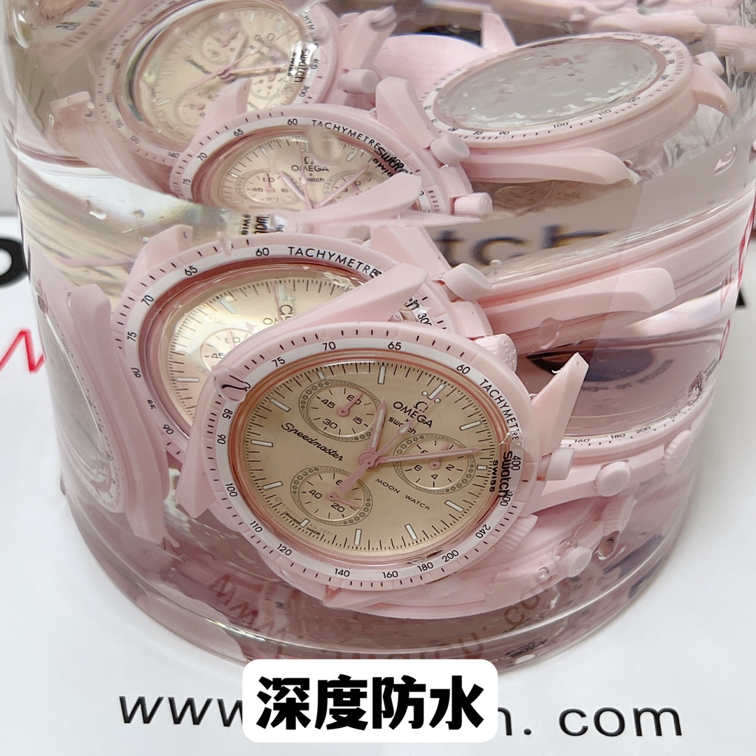 批💰90。
欧米茄swatch联名(一体壳)零瑕疵
款式3号 金星款 粉色。性价比超高。 认准细节品质!
SWATCH斯沃琪®️OMEGA欧米茄联名款
这款手表设计如此醒目,白色 VELCRO© 表带与柔和淡粉色调完美调和。椭圆形小表盘的边缘点缀钻石般的璀璨细节,增添一丝女性的优雅气息。时针、分针、计时秒针和计数针均以粉色呈现。 升级版
一体表壳官方一致
SWATCH AG 2021字样
表镜中央s标志官方一致
后盖12点电池官方一致
表带采用全包边工艺官方一致
保护膜一致 深度防水
零瑕疵 零售后。