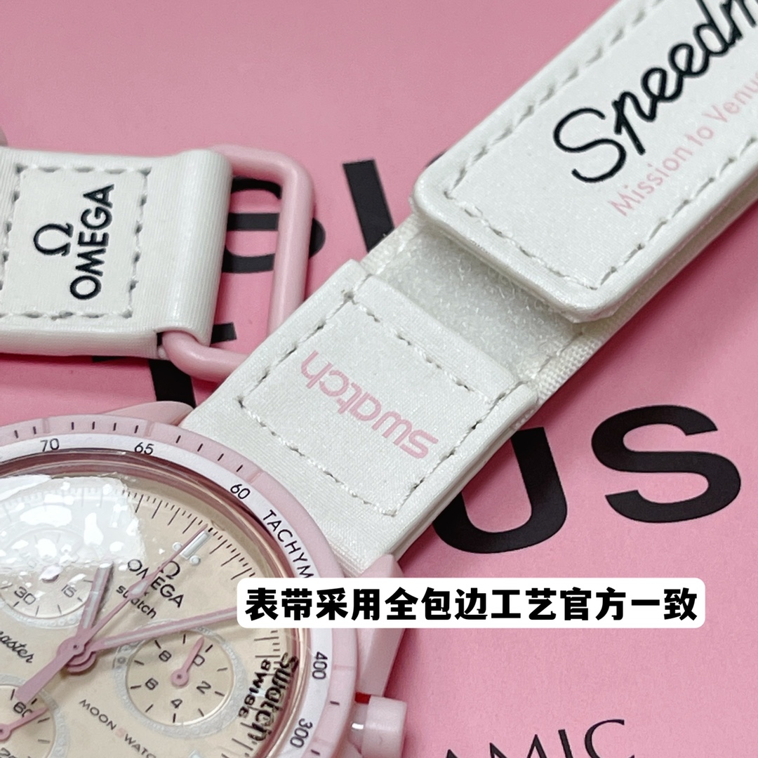 批💰90。
欧米茄swatch联名(一体壳)零瑕疵
款式3号 金星款 粉色。性价比超高。 认准细节品质!
SWATCH斯沃琪®️OMEGA欧米茄联名款
这款手表设计如此醒目,白色 VELCRO© 表带与柔和淡粉色调完美调和。椭圆形小表盘的边缘点缀钻石般的璀璨细节,增添一丝女性的优雅气息。时针、分针、计时秒针和计数针均以粉色呈现。 升级版
一体表壳官方一致
SWATCH AG 2021字样
表镜中央s标志官方一致
后盖12点电池官方一致
表带采用全包边工艺官方一致
保护膜一致 深度防水
零瑕疵 零售后。