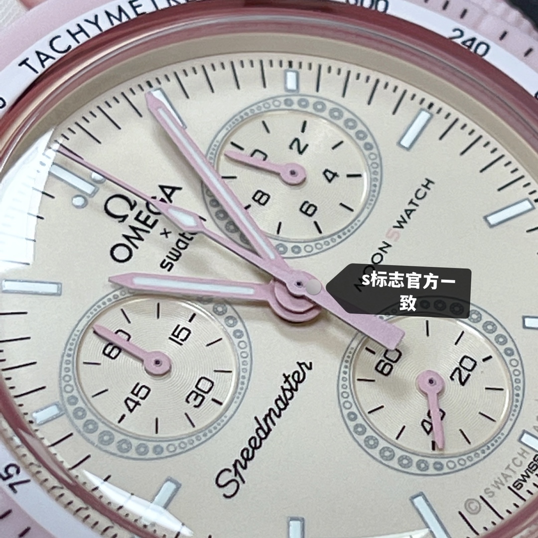 批💰90。
欧米茄swatch联名(一体壳)零瑕疵
款式3号 金星款 粉色。性价比超高。 认准细节品质!
SWATCH斯沃琪®️OMEGA欧米茄联名款
这款手表设计如此醒目,白色 VELCRO© 表带与柔和淡粉色调完美调和。椭圆形小表盘的边缘点缀钻石般的璀璨细节,增添一丝女性的优雅气息。时针、分针、计时秒针和计数针均以粉色呈现。 升级版
一体表壳官方一致
SWATCH AG 2021字样
表镜中央s标志官方一致
后盖12点电池官方一致
表带采用全包边工艺官方一致
保护膜一致 深度防水
零瑕疵 零售后。