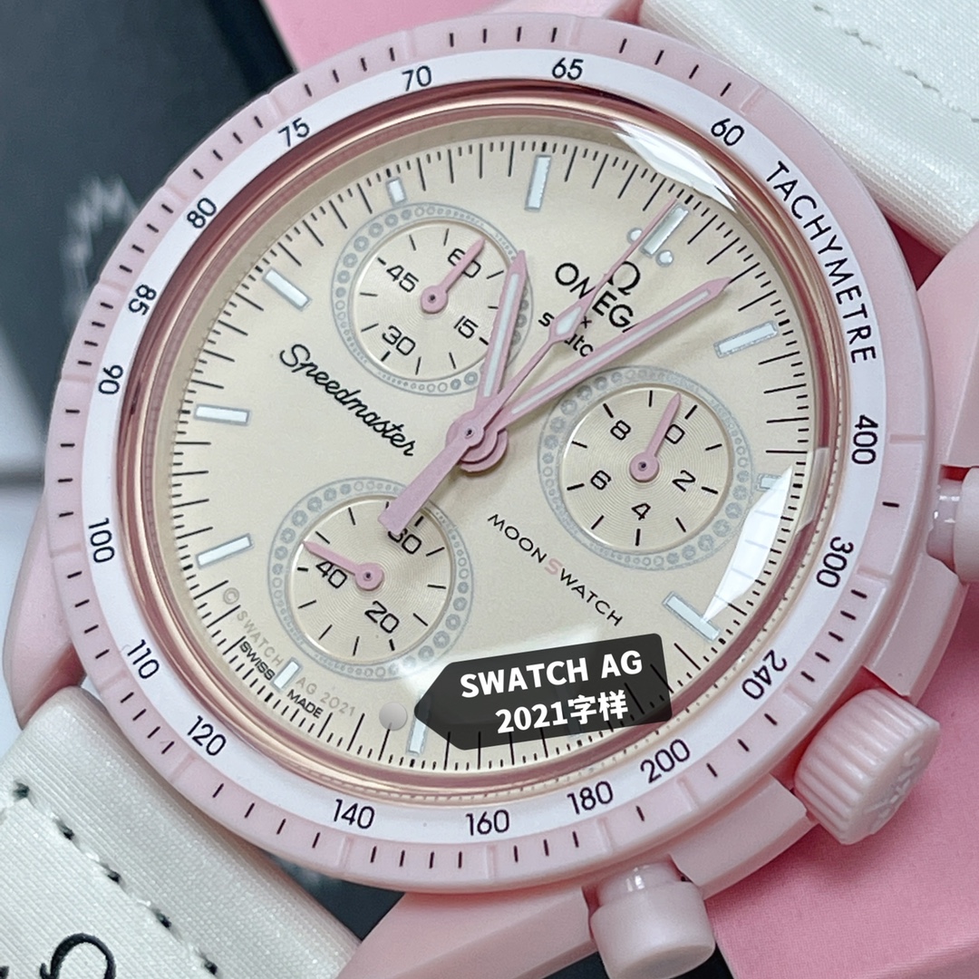 批💰90。
欧米茄swatch联名(一体壳)零瑕疵
款式3号 金星款 粉色。性价比超高。 认准细节品质!
SWATCH斯沃琪®️OMEGA欧米茄联名款
这款手表设计如此醒目,白色 VELCRO© 表带与柔和淡粉色调完美调和。椭圆形小表盘的边缘点缀钻石般的璀璨细节,增添一丝女性的优雅气息。时针、分针、计时秒针和计数针均以粉色呈现。 升级版
一体表壳官方一致
SWATCH AG 2021字样
表镜中央s标志官方一致
后盖12点电池官方一致
表带采用全包边工艺官方一致
保护膜一致 深度防水
零瑕疵 零售后。