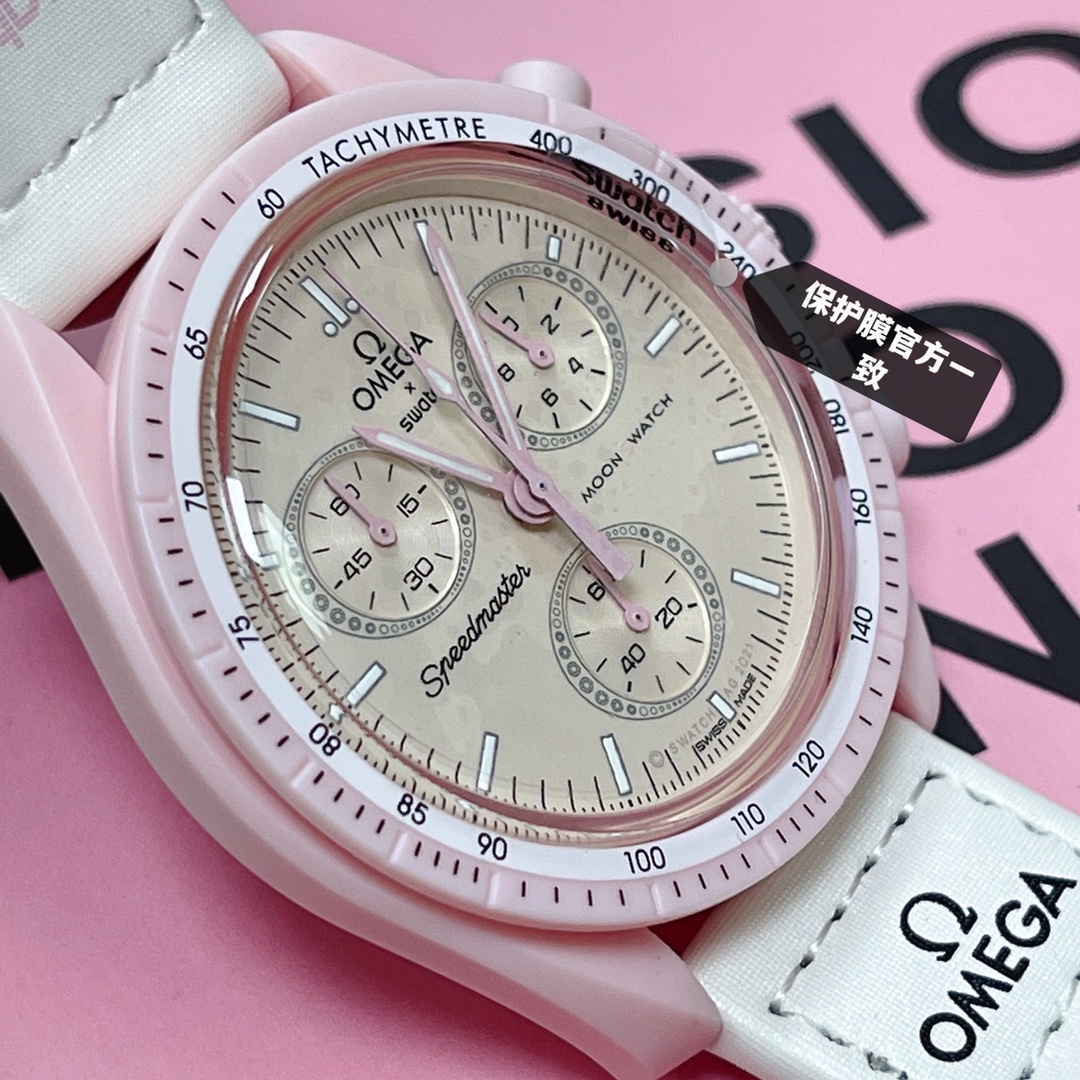 批💰90。
欧米茄swatch联名(一体壳)零瑕疵
款式3号 金星款 粉色。性价比超高。 认准细节品质!
SWATCH斯沃琪®️OMEGA欧米茄联名款
这款手表设计如此醒目,白色 VELCRO© 表带与柔和淡粉色调完美调和。椭圆形小表盘的边缘点缀钻石般的璀璨细节,增添一丝女性的优雅气息。时针、分针、计时秒针和计数针均以粉色呈现。 升级版
一体表壳官方一致
SWATCH AG 2021字样
表镜中央s标志官方一致
后盖12点电池官方一致
表带采用全包边工艺官方一致
保护膜一致 深度防水
零瑕疵 零售后。