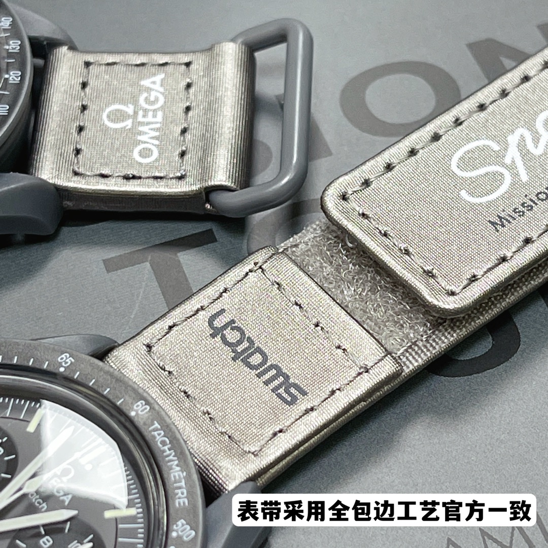 批💰90。
欧米茄swatch联名（一体壳）零瑕疵
款式2号水星黑灰色。性价比超高。认准细节品质！
SWATCH斯沃琪®️OMEGA欧米茄联名款
浓烈深灰色和金属灰 VELCRO© 表带设计，十足商务气息。计时秒针、小表盘指针和测速刻度均以白色呈现。
 升级版
一体表壳官方一致
SWATCH AG 2021字样
表镜中央s标志官方一致
后盖12点电池官方一致
表带采用全包边工艺官方一致
保护膜一致 深度防水
零瑕疵 零售后。