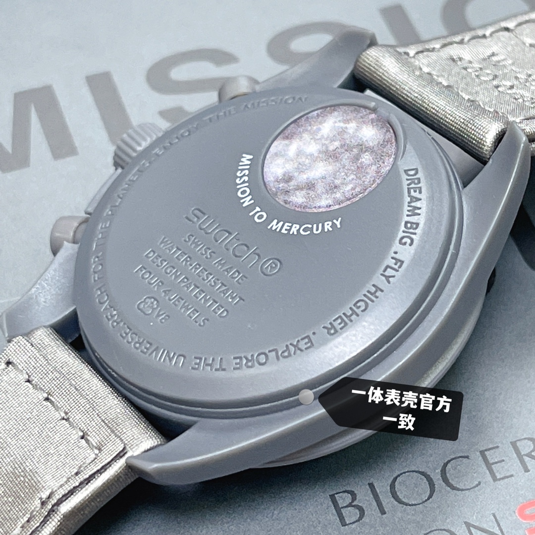 批💰90。
欧米茄swatch联名（一体壳）零瑕疵
款式2号水星黑灰色。性价比超高。认准细节品质！
SWATCH斯沃琪®️OMEGA欧米茄联名款
浓烈深灰色和金属灰 VELCRO© 表带设计，十足商务气息。计时秒针、小表盘指针和测速刻度均以白色呈现。
 升级版
一体表壳官方一致
SWATCH AG 2021字样
表镜中央s标志官方一致
后盖12点电池官方一致
表带采用全包边工艺官方一致
保护膜一致 深度防水
零瑕疵 零售后。