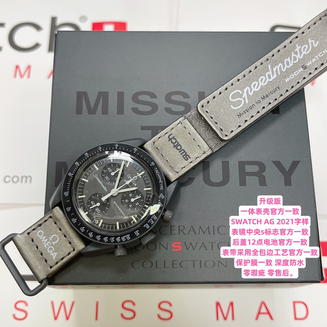 批💰90。
欧米茄swatch联名（一体壳）零瑕疵
款式2号水星黑灰色。性价比超高。认准细节品质！
SWATCH斯沃琪®️OMEGA欧米茄联名款
浓烈深灰色和金属灰 VELCRO© 表带设计，十足商务气息。计时秒针、小表盘指针和测速刻度均以白色呈现。
 升级版
一体表壳官方一致
SWATCH AG 2021字样
表镜中央s标志官方一致
后盖12点电池官方一致
表带采用全包边工艺官方一致
保护膜一致 深度防水
零瑕疵 零售后。