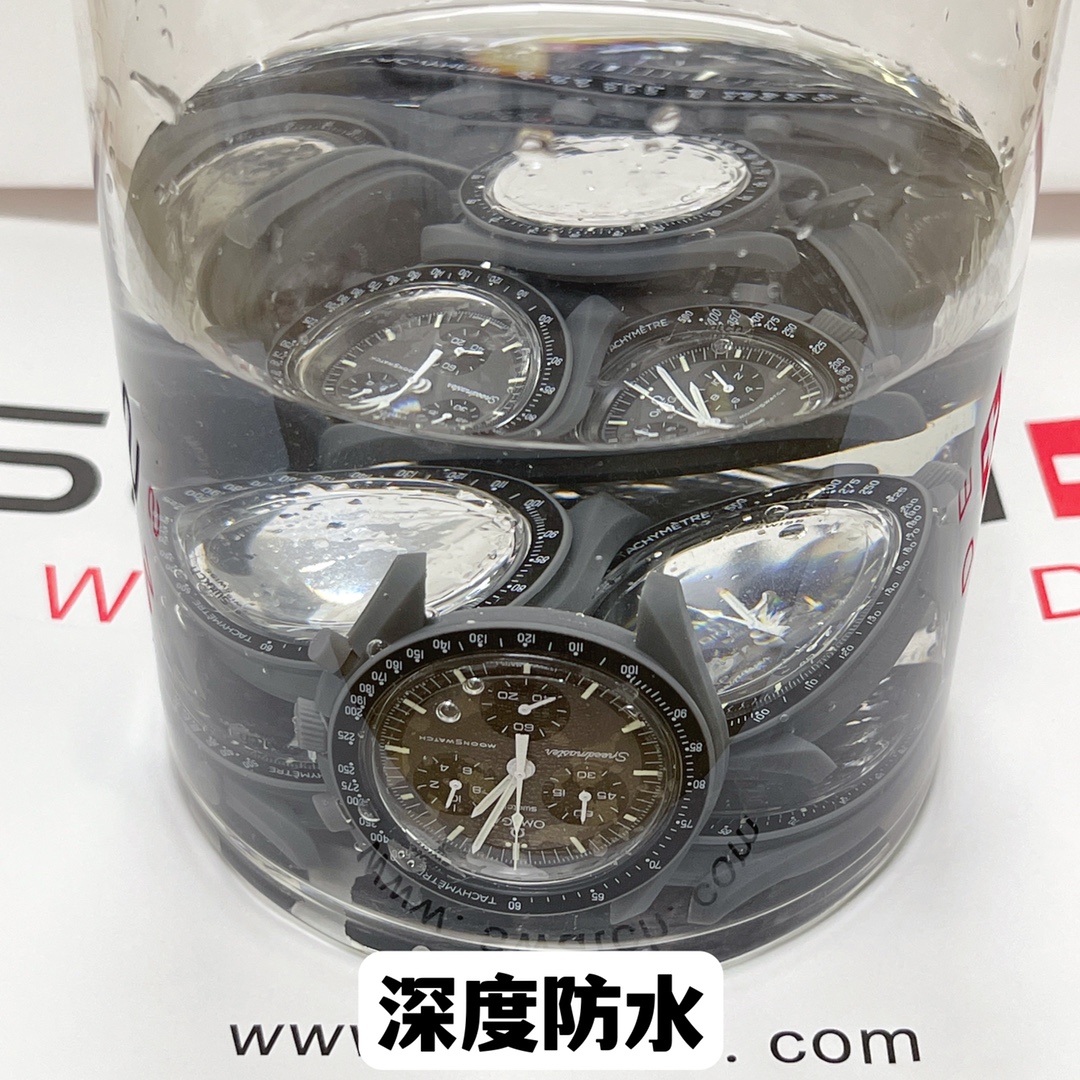 批💰90。
欧米茄swatch联名（一体壳）零瑕疵
款式2号水星黑灰色。性价比超高。认准细节品质！
SWATCH斯沃琪®️OMEGA欧米茄联名款
浓烈深灰色和金属灰 VELCRO© 表带设计，十足商务气息。计时秒针、小表盘指针和测速刻度均以白色呈现。
 升级版
一体表壳官方一致
SWATCH AG 2021字样
表镜中央s标志官方一致
后盖12点电池官方一致
表带采用全包边工艺官方一致
保护膜一致 深度防水
零瑕疵 零售后。