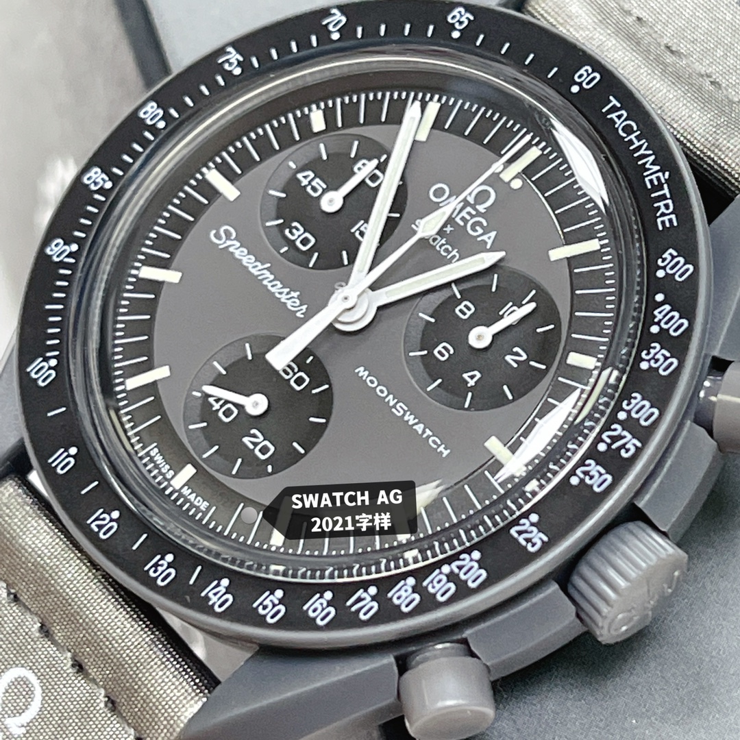 批💰90。
欧米茄swatch联名（一体壳）零瑕疵
款式2号水星黑灰色。性价比超高。认准细节品质！
SWATCH斯沃琪®️OMEGA欧米茄联名款
浓烈深灰色和金属灰 VELCRO© 表带设计，十足商务气息。计时秒针、小表盘指针和测速刻度均以白色呈现。
 升级版
一体表壳官方一致
SWATCH AG 2021字样
表镜中央s标志官方一致
后盖12点电池官方一致
表带采用全包边工艺官方一致
保护膜一致 深度防水
零瑕疵 零售后。