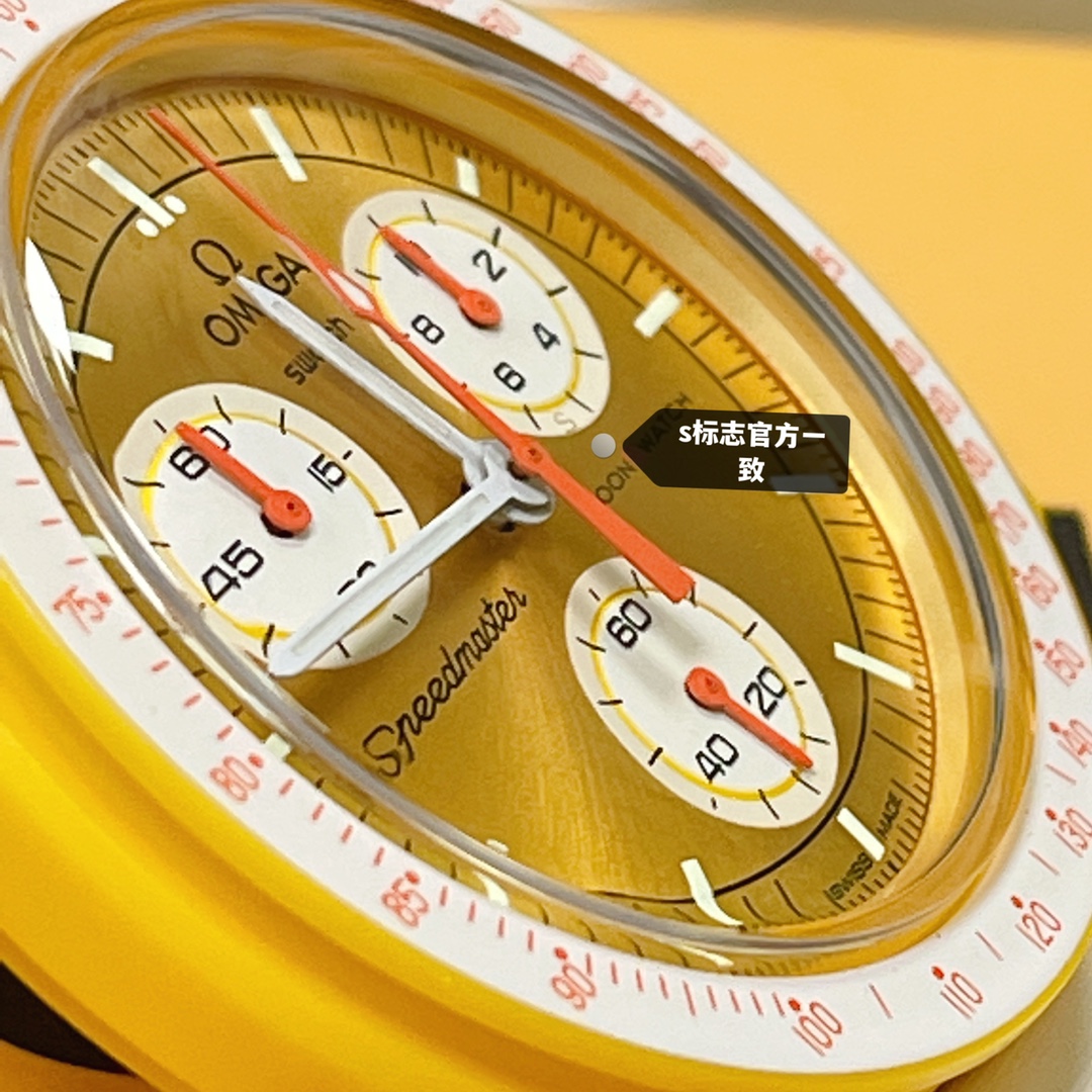 批💰90。
欧米茄swatch联名（一体壳）零瑕疵
款式1号 太阳款 黄色 性价比超高。认准细节品质！
SWATCH斯沃琪®️OMEGA欧米茄联名款以精致的阳光拉丝设计表盘搭配白色 VELCRO© 表带，仿佛笼罩在金色色阳光之中。小表盘指针和测速刻度，增添其阳光气质。
升级版
一体表壳官方一致
SWATCH AG 2021字样
表镜中央s标志官方一致
后盖12点电池官方一致
表带采用全包边工艺官方一致
保护膜一致 深度防水
零瑕疵 零售后。