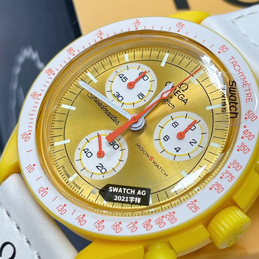 批💰90。
欧米茄swatch联名（一体壳）零瑕疵
款式1号 太阳款 黄色 性价比超高。认准细节品质！
SWATCH斯沃琪®️OMEGA欧米茄联名款以精致的阳光拉丝设计表盘搭配白色 VELCRO© 表带，仿佛笼罩在金色色阳光之中。小表盘指针和测速刻度，增添其阳光气质。
升级版
一体表壳官方一致
SWATCH AG 2021字样
表镜中央s标志官方一致
后盖12点电池官方一致
表带采用全包边工艺官方一致
保护膜一致 深度防水
零瑕疵 零售后。