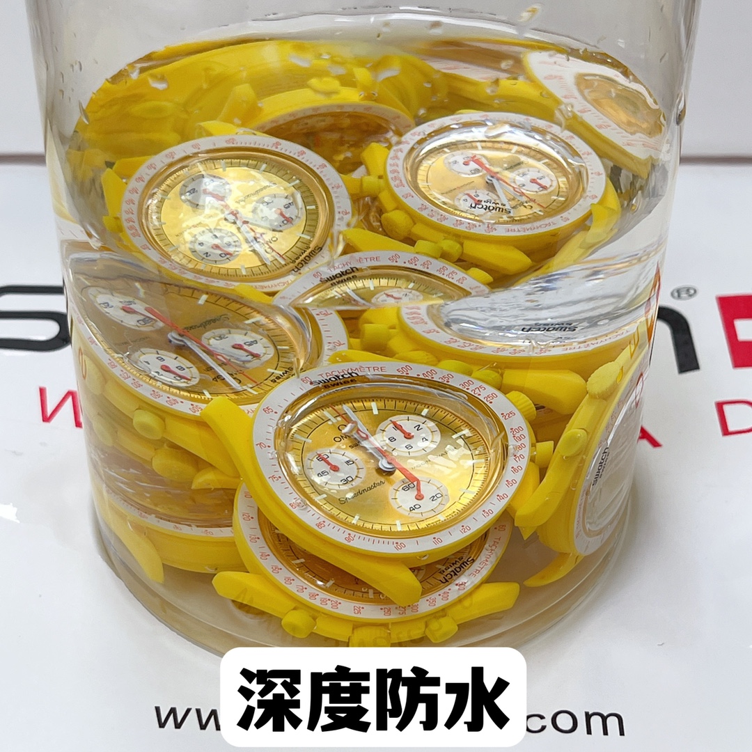 批💰90。
欧米茄swatch联名（一体壳）零瑕疵
款式1号 太阳款 黄色 性价比超高。认准细节品质！
SWATCH斯沃琪®️OMEGA欧米茄联名款以精致的阳光拉丝设计表盘搭配白色 VELCRO© 表带，仿佛笼罩在金色色阳光之中。小表盘指针和测速刻度，增添其阳光气质。
升级版
一体表壳官方一致
SWATCH AG 2021字样
表镜中央s标志官方一致
后盖12点电池官方一致
表带采用全包边工艺官方一致
保护膜一致 深度防水
零瑕疵 零售后。