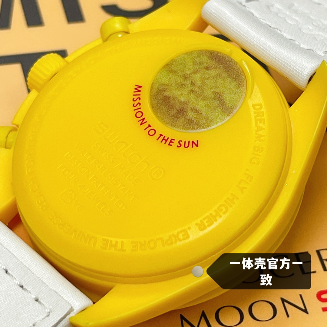 批💰90。
欧米茄swatch联名（一体壳）零瑕疵
款式1号 太阳款 黄色 性价比超高。认准细节品质！
SWATCH斯沃琪®️OMEGA欧米茄联名款以精致的阳光拉丝设计表盘搭配白色 VELCRO© 表带，仿佛笼罩在金色色阳光之中。小表盘指针和测速刻度，增添其阳光气质。
升级版
一体表壳官方一致
SWATCH AG 2021字样
表镜中央s标志官方一致
后盖12点电池官方一致
表带采用全包边工艺官方一致
保护膜一致 深度防水
零瑕疵 零售后。