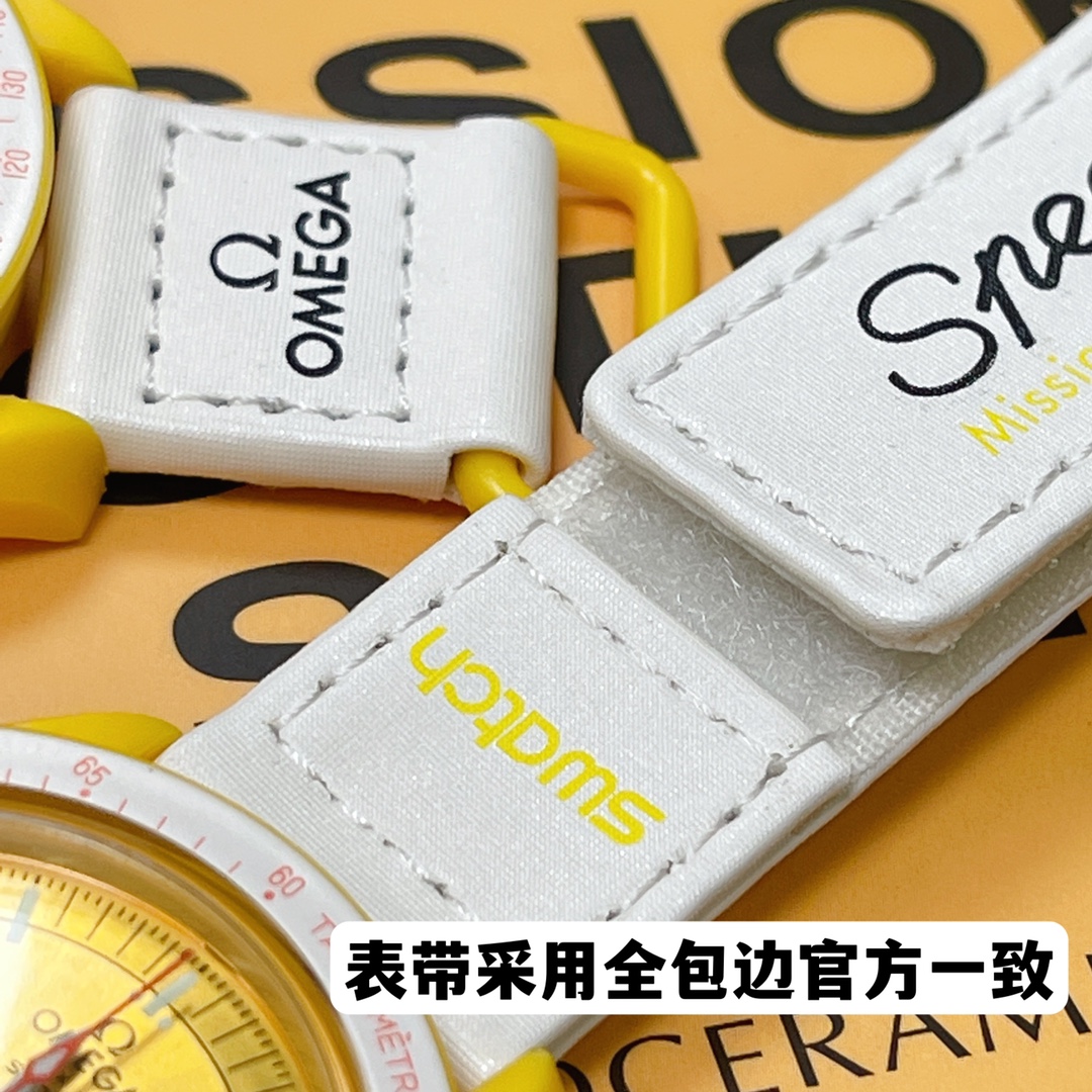 批💰90。
欧米茄swatch联名（一体壳）零瑕疵
款式1号 太阳款 黄色 性价比超高。认准细节品质！
SWATCH斯沃琪®️OMEGA欧米茄联名款以精致的阳光拉丝设计表盘搭配白色 VELCRO© 表带，仿佛笼罩在金色色阳光之中。小表盘指针和测速刻度，增添其阳光气质。
升级版
一体表壳官方一致
SWATCH AG 2021字样
表镜中央s标志官方一致
后盖12点电池官方一致
表带采用全包边工艺官方一致
保护膜一致 深度防水
零瑕疵 零售后。